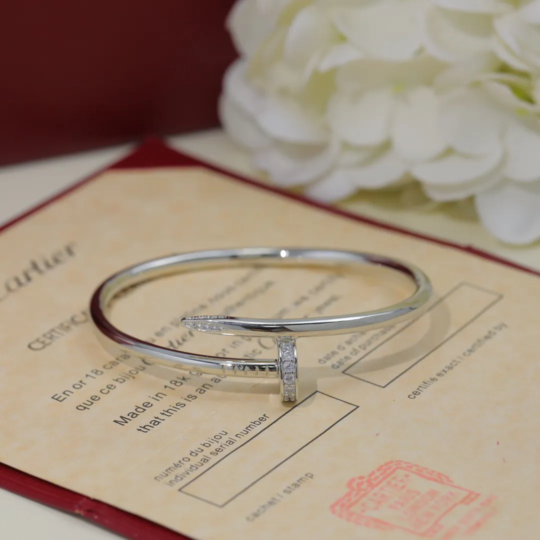 P65 👼【925055】Cartier 卡地亚带钻钉子手镯 🔨 Juste un Clou系列艺术设计展亮相米兰，演绎&ldquo;当平凡化为珍贵&rdquo;。Juste un Clou艺术装置立于Garage Sanremo艺术馆中，传统机械与五金零件华丽蜕变，经过巧妙设计和艺术表达，屋中一切由内而外，皆化不凡。 亚金材质电镀三层厚金，环保持久保色❗三色全齐，内刻logo❗