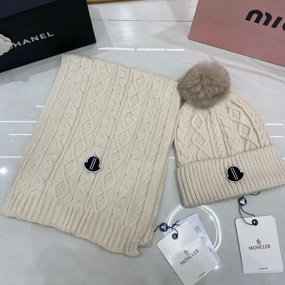 Moncler羊绒套装：围巾🧣/羊绒针织帽+狐狸毛球