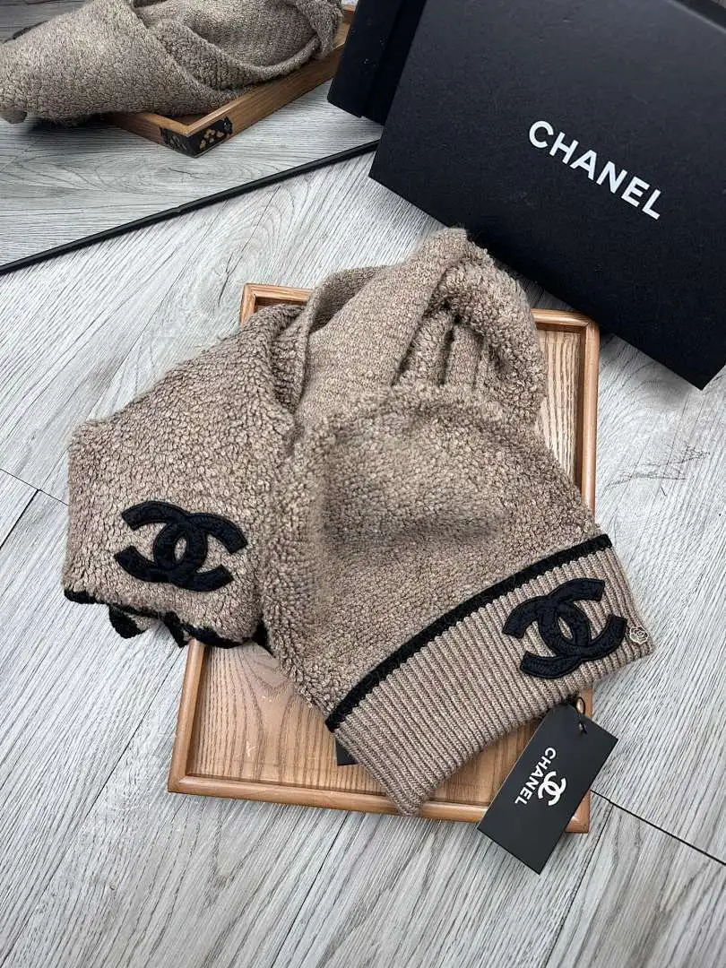 C家。 【羊毛套装帽子】经典套装帽子！帽子➕围巾！70%羊毛➕30%兔毛。暖暖哒超级舒服～冬日小姐姐减龄神器哦～这个冬天你就差这么一套套装帽子啦～又保暖又时尚！男女通用款!可以做情侣款！防伪标签吊卡齐