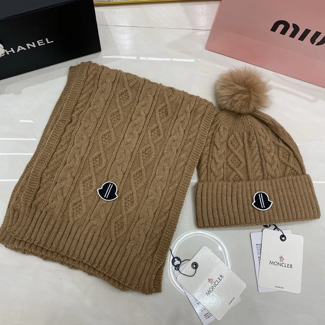 Moncler羊绒套装：围巾🧣/羊绒针织帽+狐狸毛球