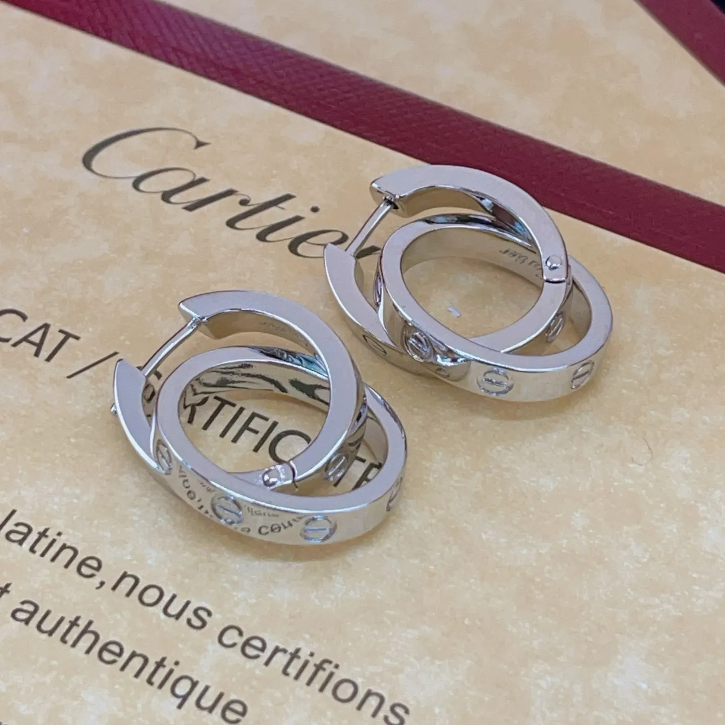 P50KE031 【Cartie*最新款🆕🆕卡地亚银色圆形双环扣耳环】一致ZP黄铜材质,非常的上镜‼️设计很特别值得入手🔥高级手工坊系列