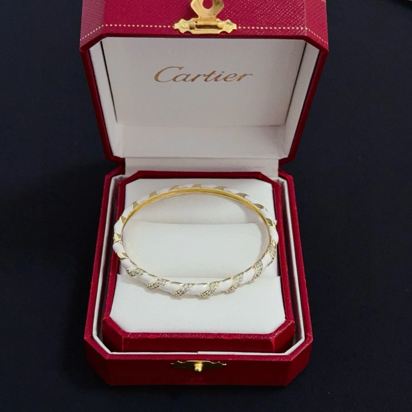 P115 卡地亚镶钻手镯 高端定制版本 镶嵌钻工艺 V金材质 经典而时尚风格 用凌厉线条重构爱情美学!打破常规,镶嵌钻设计反而成就高级感天花板——无需浮华堆砌,爱本应纯粹如初 卡地亚受众多明星网红的爱戴 豹子系列手镯 绝对是永恒经典 而且男女不限 年龄不限 !戴上它你就是焦点!