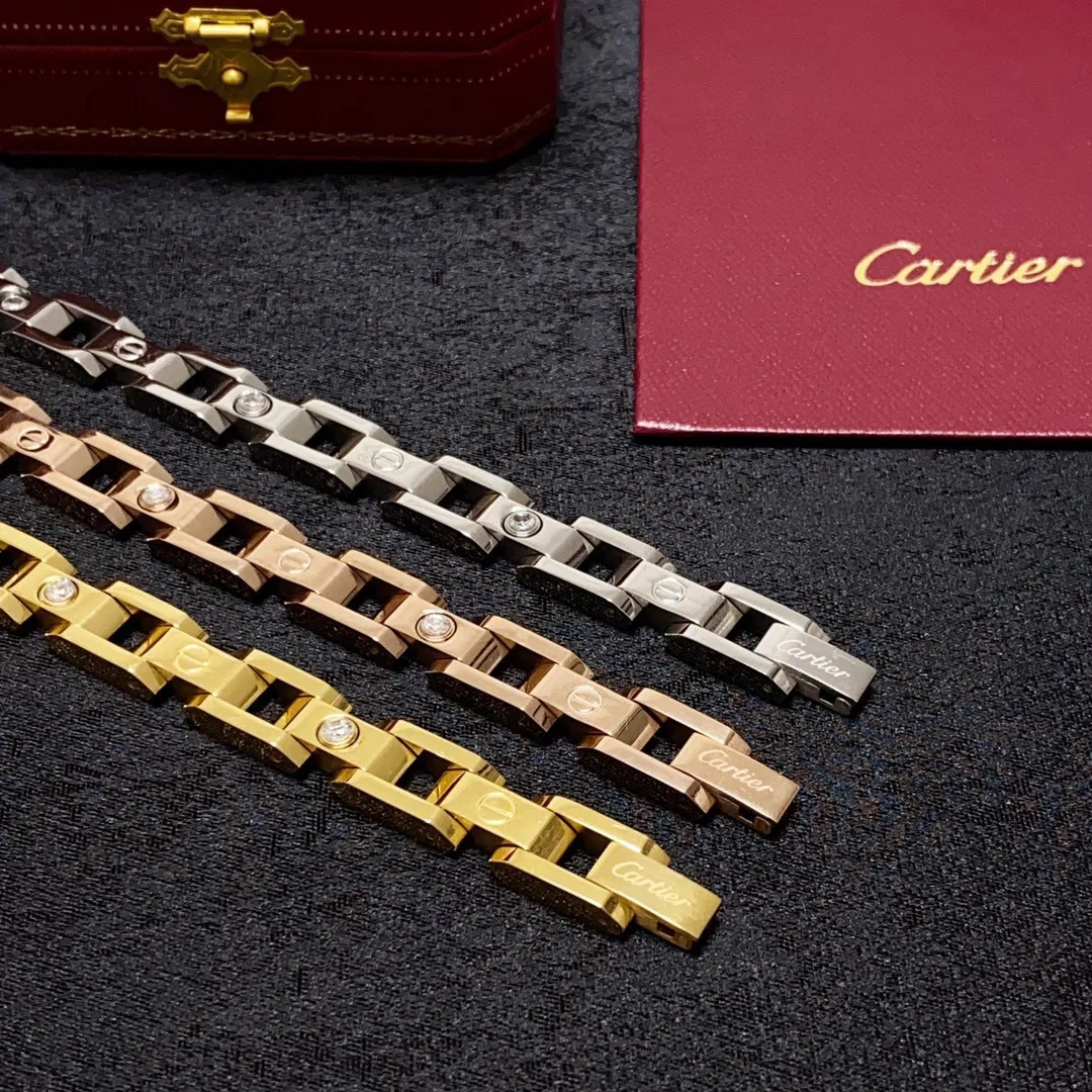 &yen;70 卡地亚Cartier卡家经典有钻链条⛓️手链💥坦克链中性款💙男女可佩戴！链条可以裁剪👍zp复刻 14K精钢材质保色👌精致细腻🔥人手必备一条哦❤️一年四季百搭款😌尺码：19CM