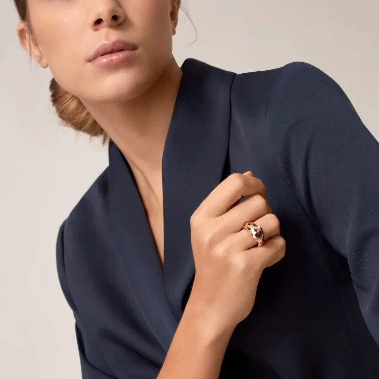 P45Cartier 卡地亚豹子戒指 斑点猎豹戒指 出货 经典贵族范儿、奢华满钻抚媚豹子设计 亚金材质电镀18k金！搭配祖母绿豹眼 使豹子神态更加动人👏霸气满钻豹身女神必备 戒指均码2281258935