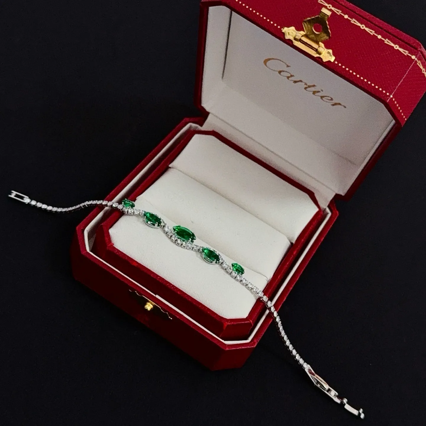 P125 卡地亚镶钻手链 高端定制版本 镶嵌钻工艺 V金材质 经典而时尚风格 用凌厉线条重构爱情美学!打破常规,镶嵌钻设计反而成就高级感天花板——无需浮华堆砌,爱本应纯粹如初 卡地亚受众多明星网红的爱戴 豹子系列手镯 绝对是永恒经典 而且男女不限 年龄不限 !戴上它你就是焦点!