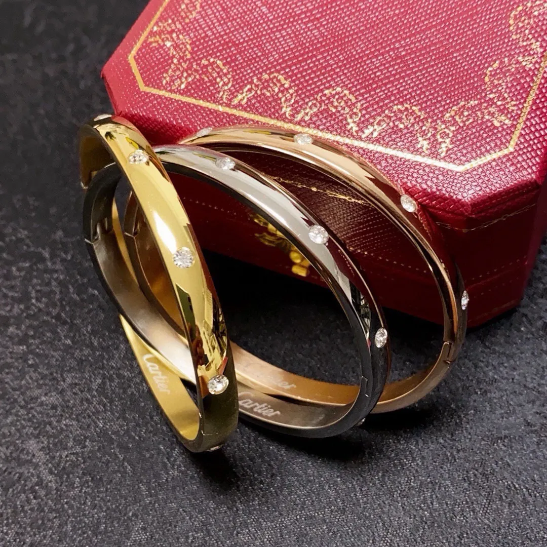 &yen;55 👑Cartier 卡地亚官网最新发布 👉🏻10颗钻火爆镶钻手镯💥进口钻精工保色18k💯高端定制👈🏻🙈🙈🙈顶级工艺 专柜logo刻字清晰 360度无死角！😘全新的窄版设计 更显精致～如此美物 你必须拥有💋超级显白👍