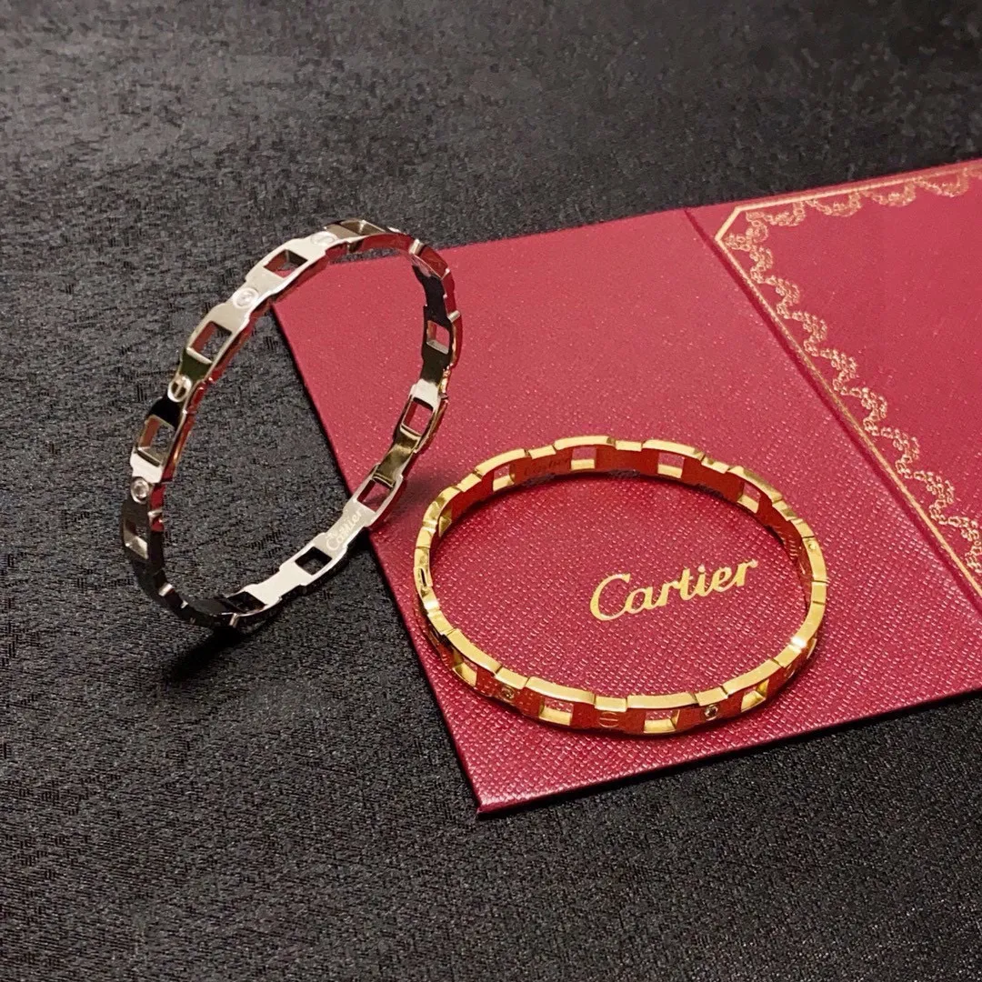 ¥50 👑Cartier 卡地亚官网最新发布 👉🏻火爆窄版细款手镯💥进口精工保色18k💯高端定制👈🏻🙈🙈🙈顶级工艺 专柜logo刻字清晰 360度无死角!😘全新的窄版设计 更显精致~如此美物 你必须拥有💋超级显白👍