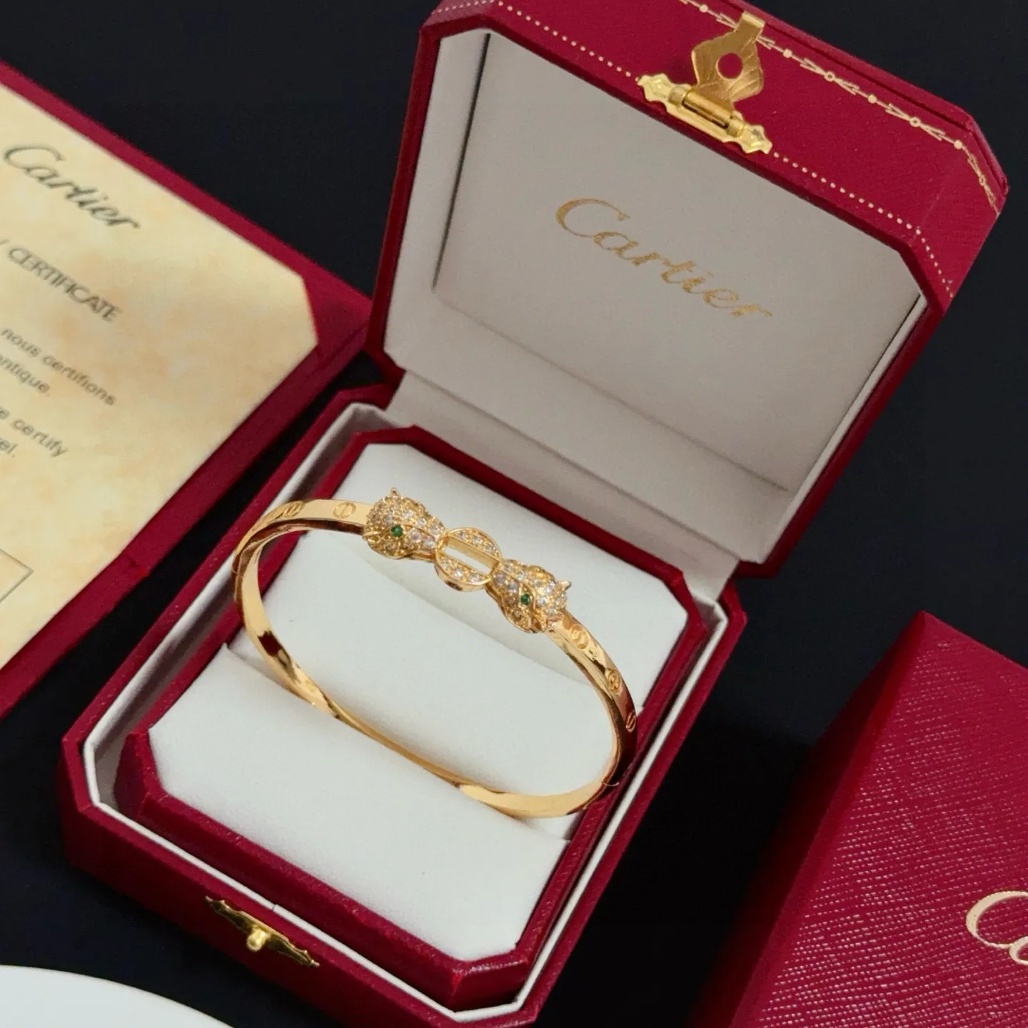 P125 卡地亚镶钻猎豹手镯 高端定制版本 镶嵌钻工艺 V金材质 经典而时尚风格 用凌厉线条重构爱情美学!打破常规,镶嵌钻设计反而成就高级感天花板——无需浮华堆砌,爱本应纯粹如初 卡地亚受众多明星网红的爱戴 豹子系列手镯 绝对是永恒经典 而且男女不限 年龄不限 !戴上它你就是焦点!