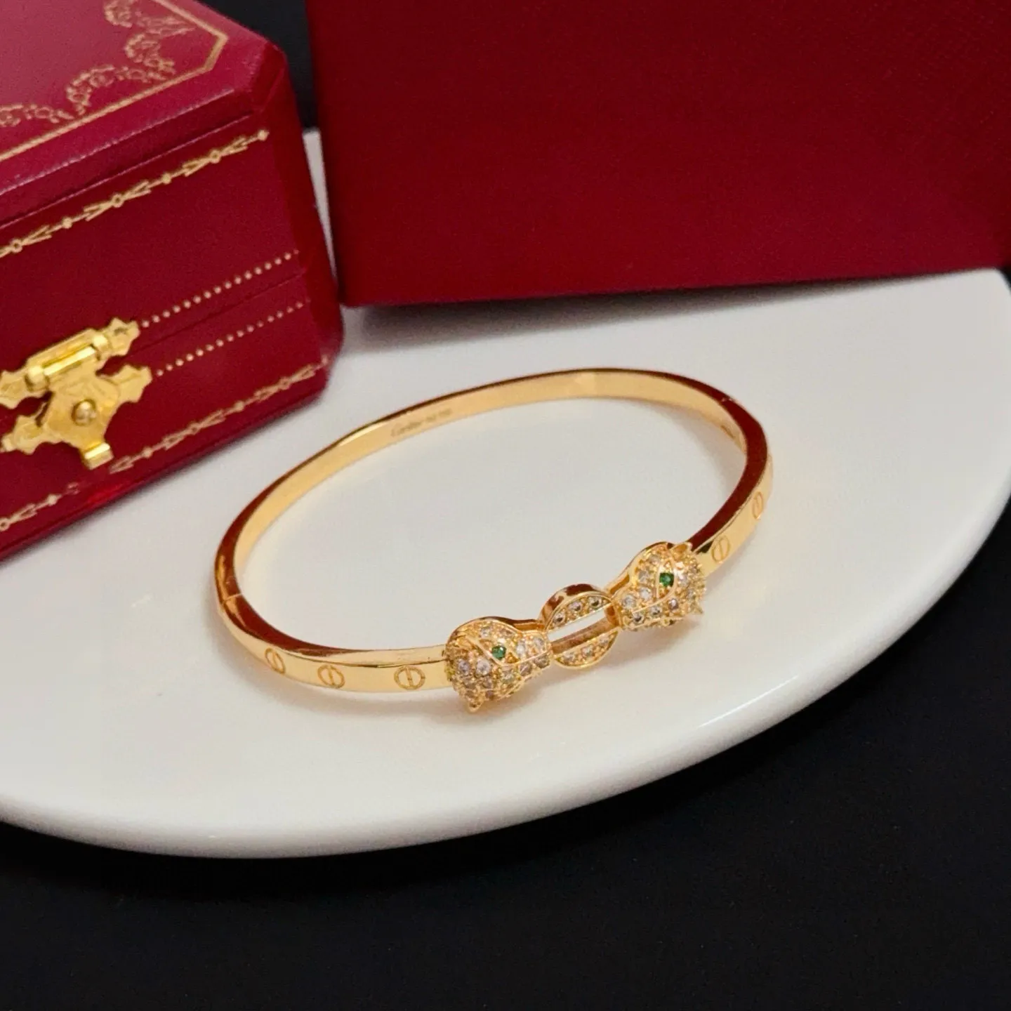 P125 卡地亚镶钻猎豹手镯 高端定制版本 镶嵌钻工艺 V金材质 经典而时尚风格 用凌厉线条重构爱情美学！打破常规，镶嵌钻设计反而成就高级感天花板&mdash;&mdash;无需浮华堆砌，爱本应纯粹如初 卡地亚受众多明星网红的爱戴 豹子系列手镯 绝对是永恒经典 而且男女不限 年龄不限 ！戴上它你就是焦点！