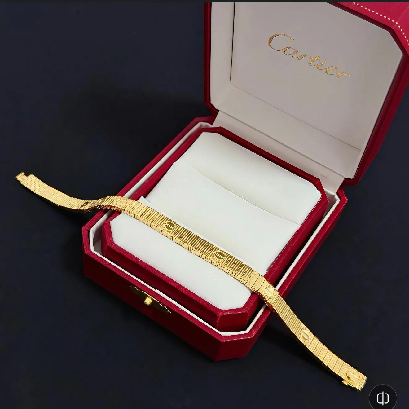 P155 卡地亚手链 高端定制版本 镶嵌钻工艺 V金材质 经典而时尚风格 用凌厉线条重构爱情美学!打破常规,镶嵌钻设计反而成就高级感天花板——无需浮华堆砌,爱本应纯粹如初 卡地亚受众多明星网红的爱戴 豹子系列手镯 绝对是永恒经典 而且男女不限 年龄不限 !戴上它你就是焦点!