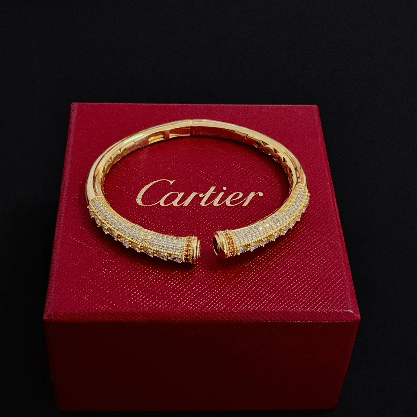P125 卡地亚手镯 高端定制版本 镶嵌钻工艺 V金材质 经典而时尚风格 用凌厉线条重构爱情美学！打破常规，镶嵌钻设计反而成就高级感天花板&mdash;&mdash;无需浮华堆砌，爱本应纯粹如初 卡地亚受众多明星网红的爱戴 豹子系列手镯 绝对是永恒经典 而且男女不限 年龄不限 ！戴上它你就是焦点！
