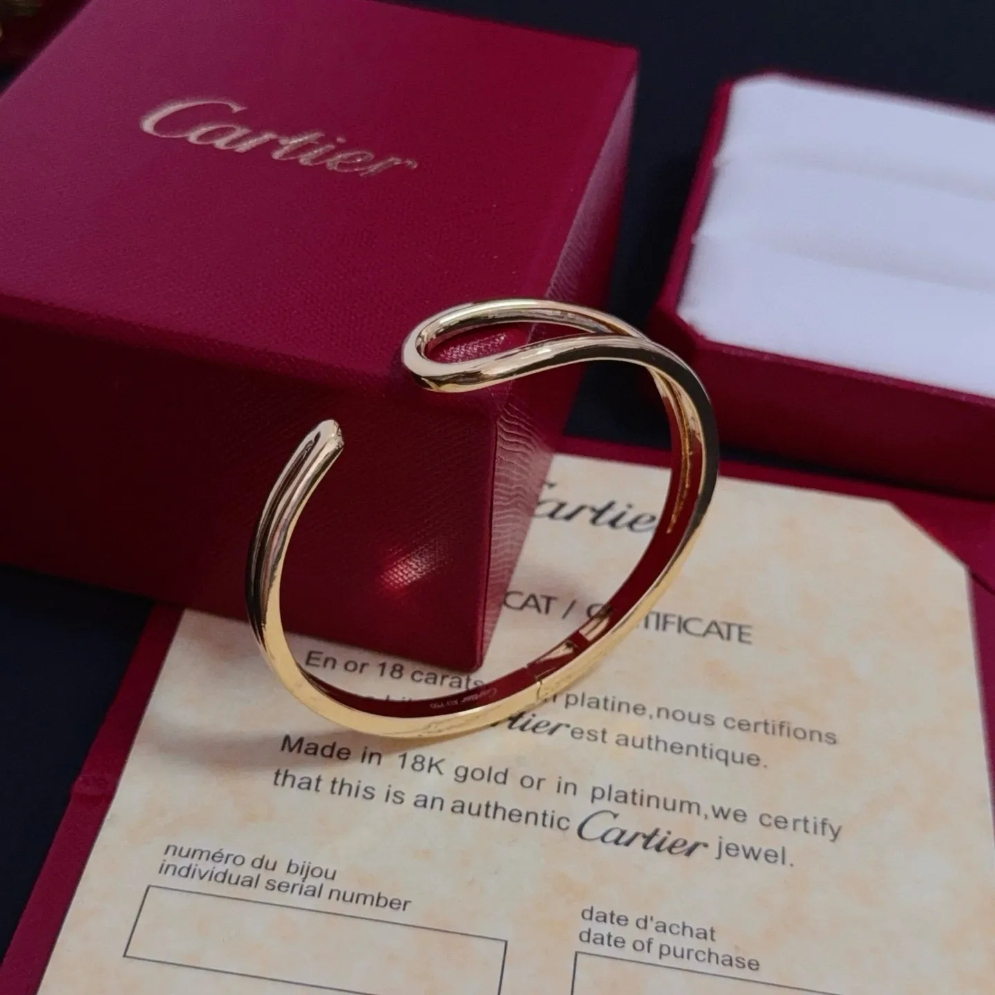 P105 卡地亚手镯 高端定制版本 镶嵌钻工艺 V金材质 经典而时尚风格 用凌厉线条重构爱情美学！打破常规，镶嵌钻设计反而成就高级感天花板&mdash;&mdash;无需浮华堆砌，爱本应纯粹如初 卡地亚受众多明星网红的爱戴 豹子系列手镯 绝对是永恒经典 而且男女不限 年龄不限 ！戴上它你就是焦点！