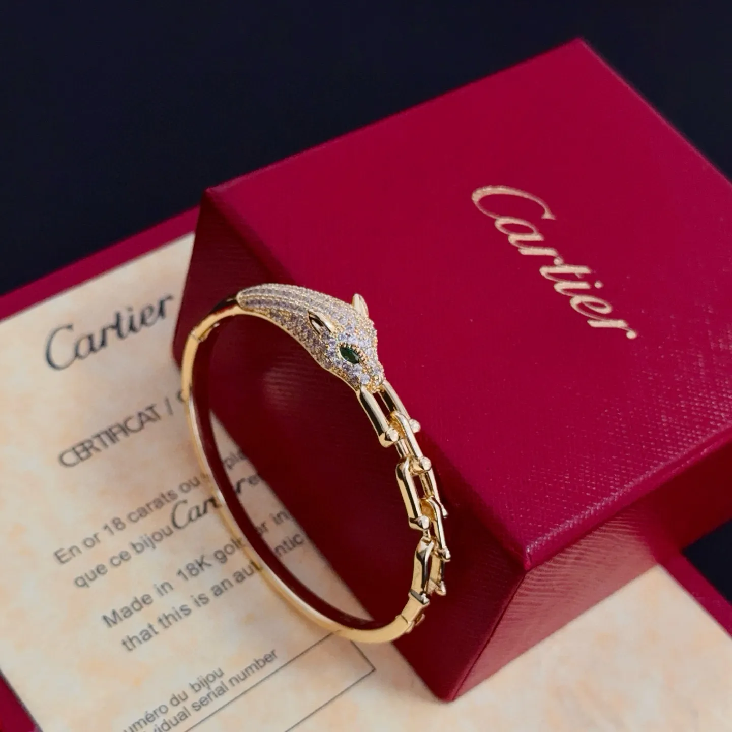 💰125 卡地亚镶钻手镯,高端定制版本 镶嵌钻工艺 V金材质 经典而时尚风格 用凌厉线条重构爱情美学!打破常规,镶嵌钻设计反而成就高级感天花板——无需浮华堆砌,爱本应纯粹如初 卡地亚受众多明星网红的爱戴 豹子系列手镯 绝对是永恒经典 而且男女不限 年龄不限 !戴上它你就是焦点!