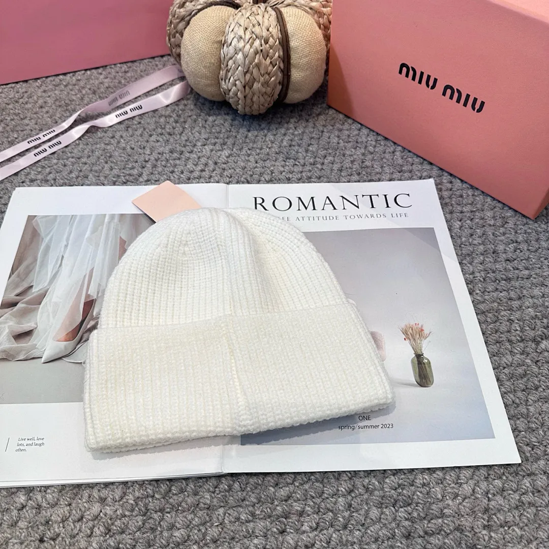 miumiu缪缪🐰秋冬刺绣毛线帽 这种高级简直质感从头开始了!巨推荐大家 这顶不管什么类型的衣服都好配 💖休闲和甜美都能牢牢拿捏!