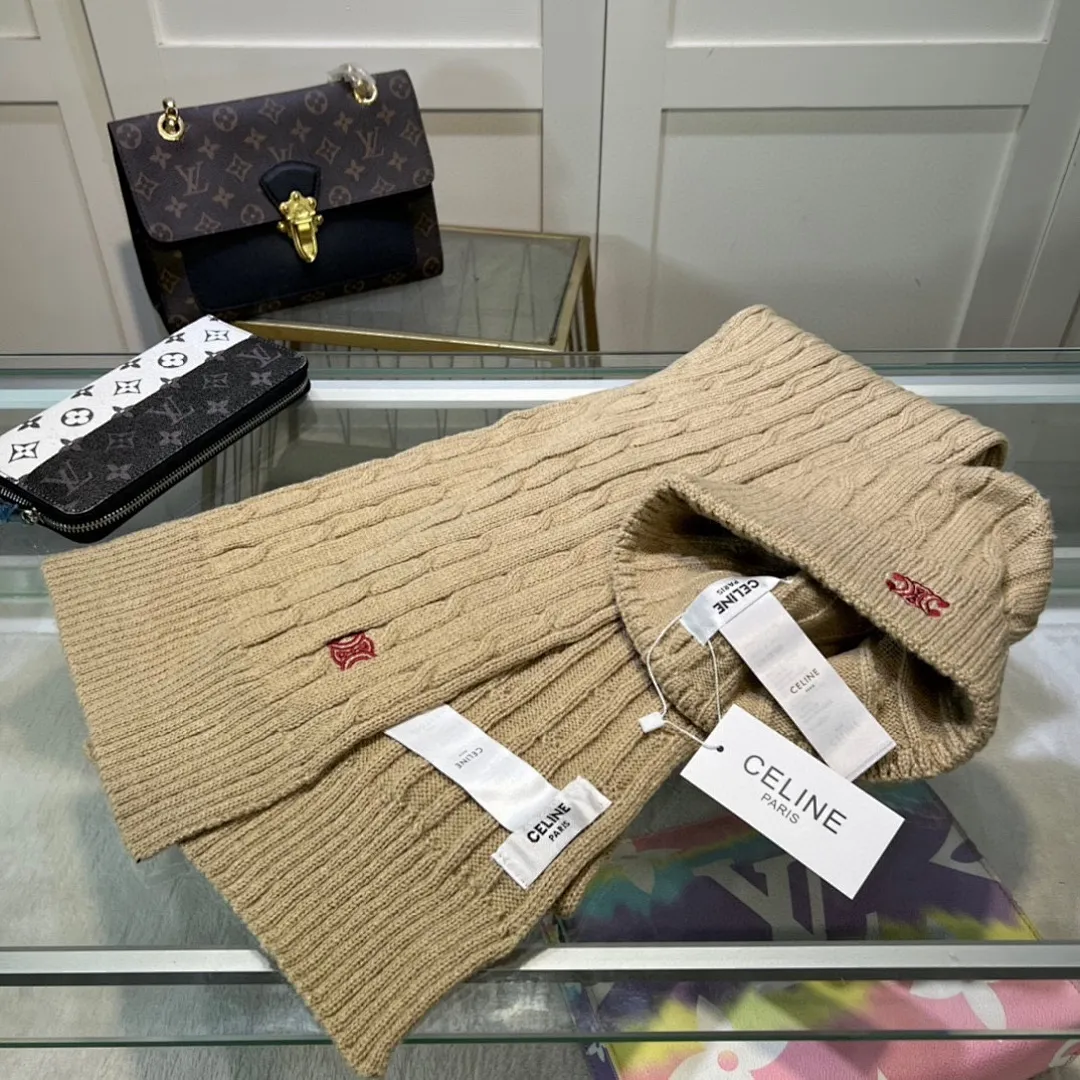 赛琳CELINE 小红书爆款,官网新品经典套装帽子!帽子➕围巾!手感一级棒!暖暖哒超级舒服~这个冬天你就差这么一套装帽子啦~又保暖又时尚!欢迎选择!!