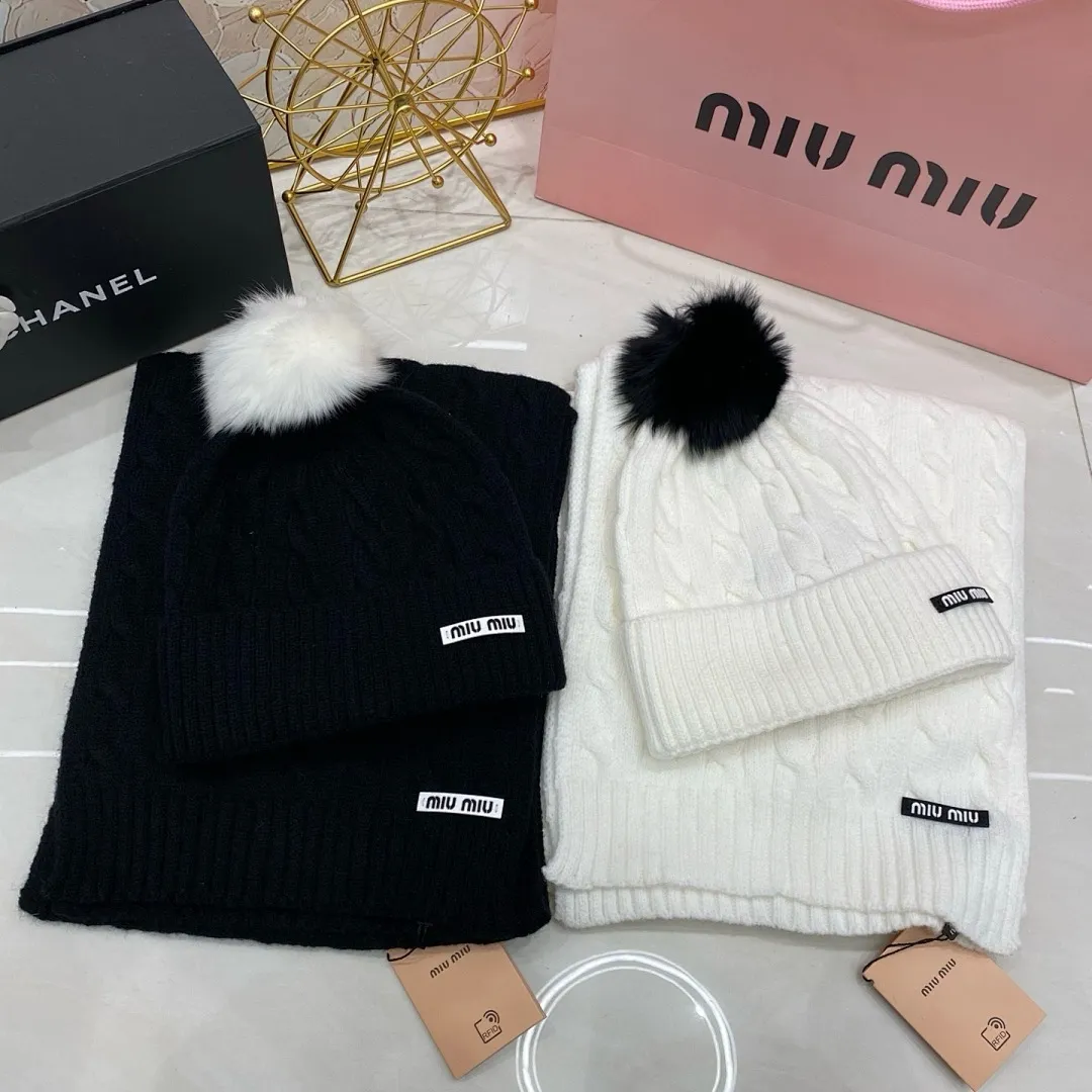 MIU MIU 两件套 羊绒针织帽搭配狐狸毛球/围巾🧣 (立体字母显高级🖤)