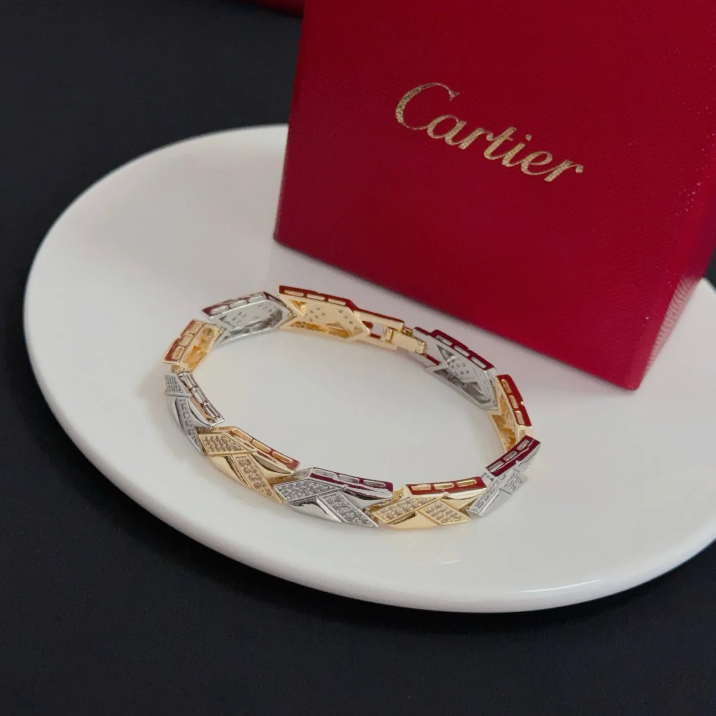 💰125 卡地亚镶钻手链 高端定制版本 镶嵌钻工艺 V金材质 经典而时尚风格 用凌厉线条重构爱情美学!打破常规,镶嵌钻设计反而成就高级感天花板——无需浮华堆砌,爱本应纯粹如初 卡地亚受众多明星网红的爱戴 豹子系列手镯 绝对是永恒经典 而且男女不限 年龄不限 !戴上它你就是焦点!