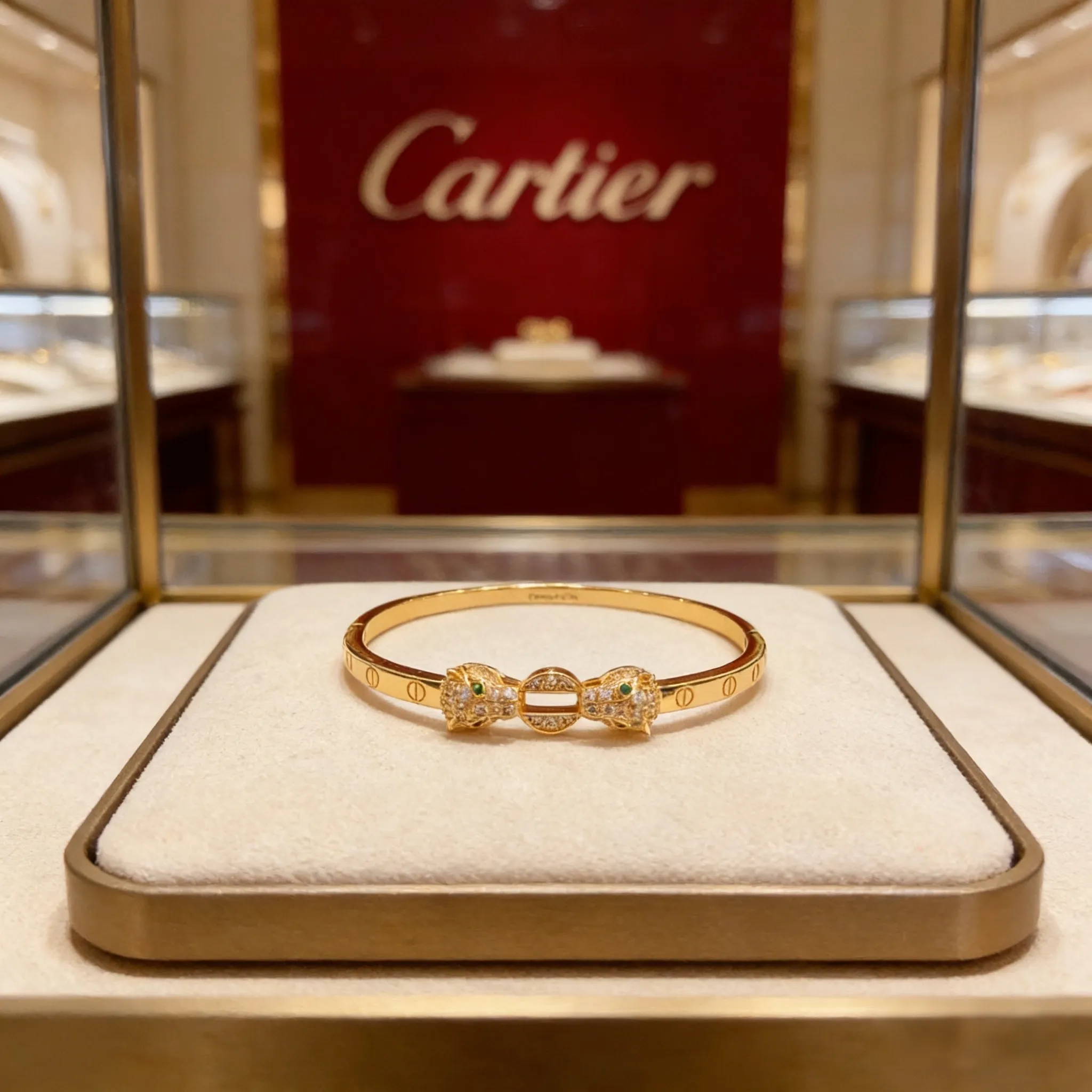 P125 卡地亚镶钻猎豹手镯 高端定制版本 镶嵌钻工艺 V金材质 经典而时尚风格 用凌厉线条重构爱情美学!打破常规,镶嵌钻设计反而成就高级感天花板——无需浮华堆砌,爱本应纯粹如初 卡地亚受众多明星网红的爱戴 豹子系列手镯 绝对是永恒经典 而且男女不限 年龄不限 !戴上它你就是焦点!