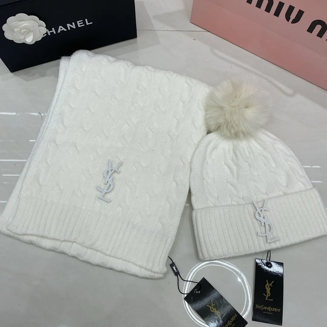 YSL 羊绒套装:围巾🧣/羊绒针织帽+狐狸毛球