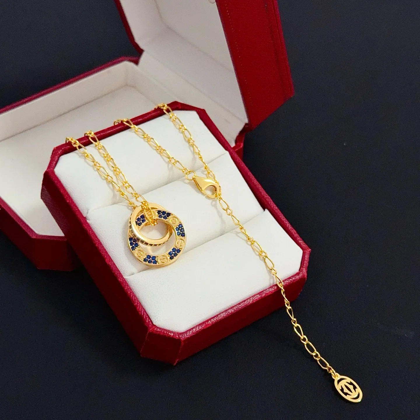 💰105 卡地亚镶钻项链 高端定制版本 镶嵌钻工艺 V金材质 经典而时尚风格 用凌厉线条重构爱情美学!打破常规,镶嵌钻设计反而成就高级感天花板——无需浮华堆砌,爱本应纯粹如初 卡地亚受众多明星网红的爱戴 豹子系列手镯 绝对是永恒经典 而且男女不限 年龄不限 !戴上它你就是焦点!