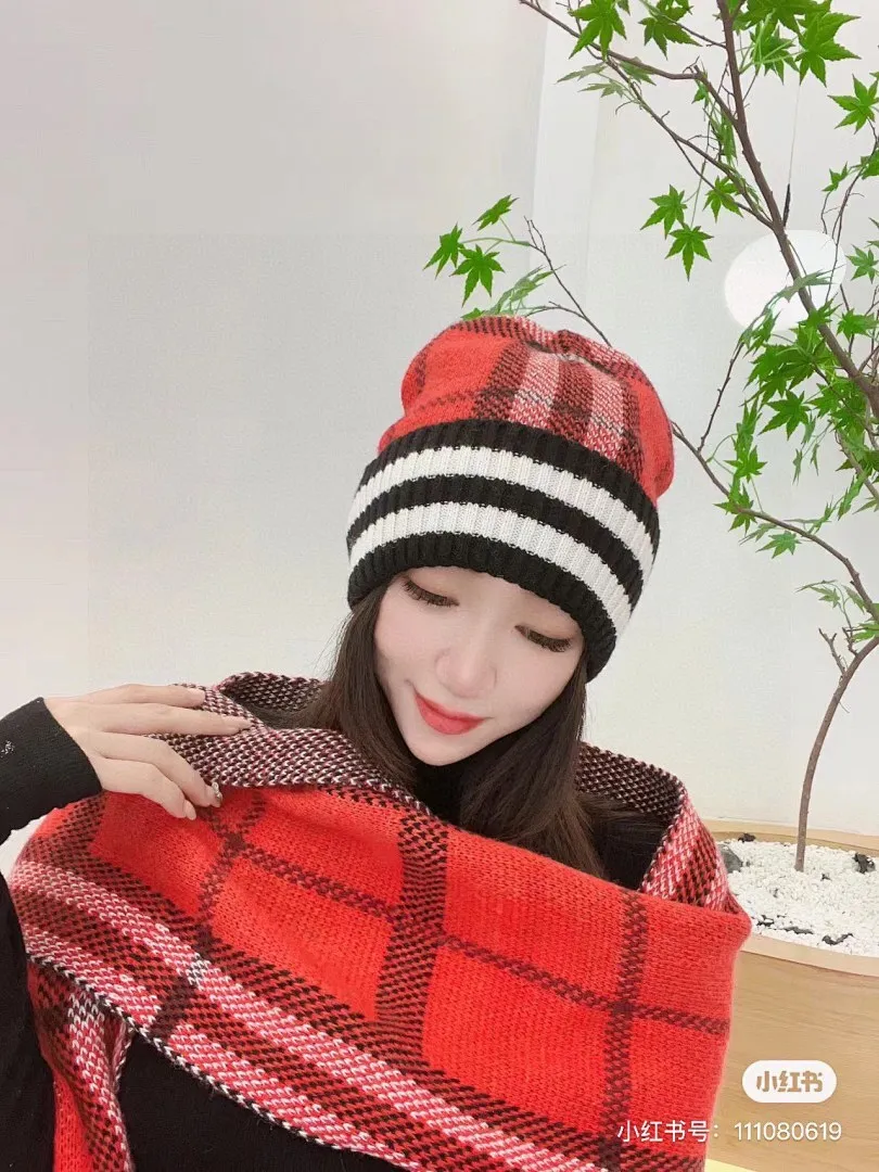 巴宝莉 BURBERRY小红书爆款，官网新品经典套装帽子！帽子➕围巾！手感一级棒！暖暖哒超级舒服～这个冬天你就差这么一套装帽子啦～又保暖又时尚！欢迎选择!!