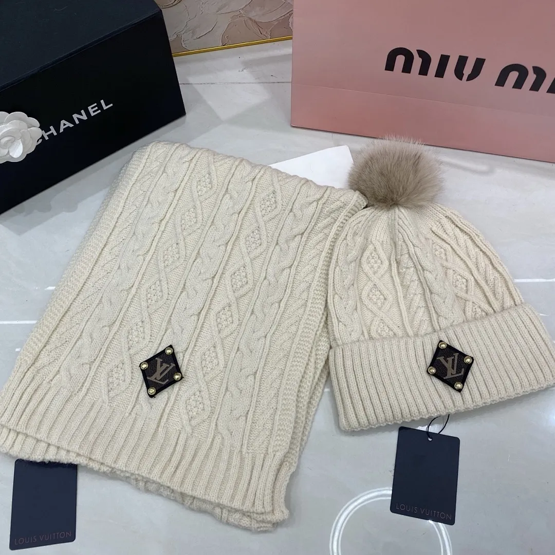 Lv羊绒套装:围巾🧣/羊绒针织帽+狐狸毛球