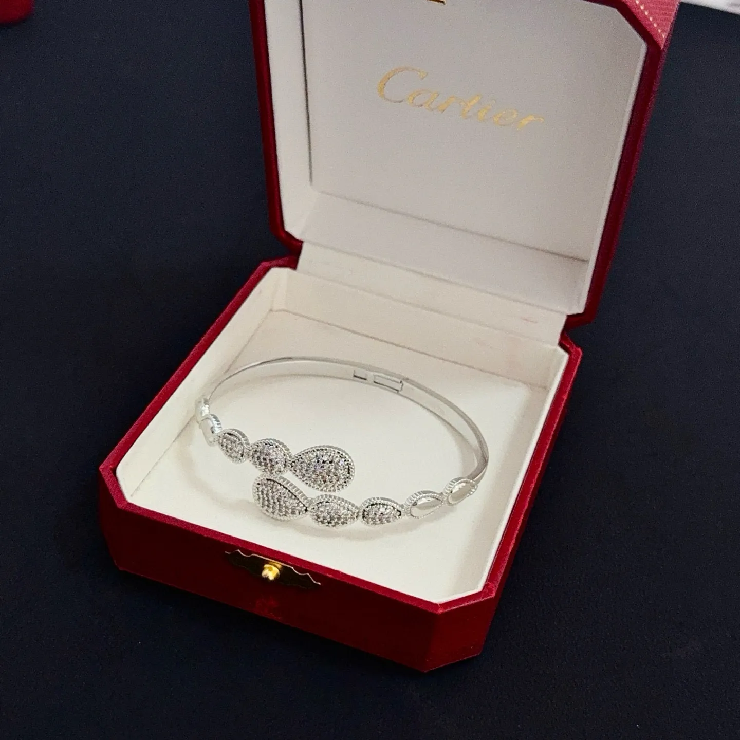 P115 卡地亚镶钻手镯 高端定制版本 镶嵌钻工艺 V金材质 经典而时尚风格 用凌厉线条重构爱情美学!打破常规,镶嵌钻设计反而成就高级感天花板——无需浮华堆砌,爱本应纯粹如初 卡地亚受众多明星网红的爱戴 豹子系列手镯 绝对是永恒经典 而且男女不限 年龄不限 !戴上它你就是焦点!