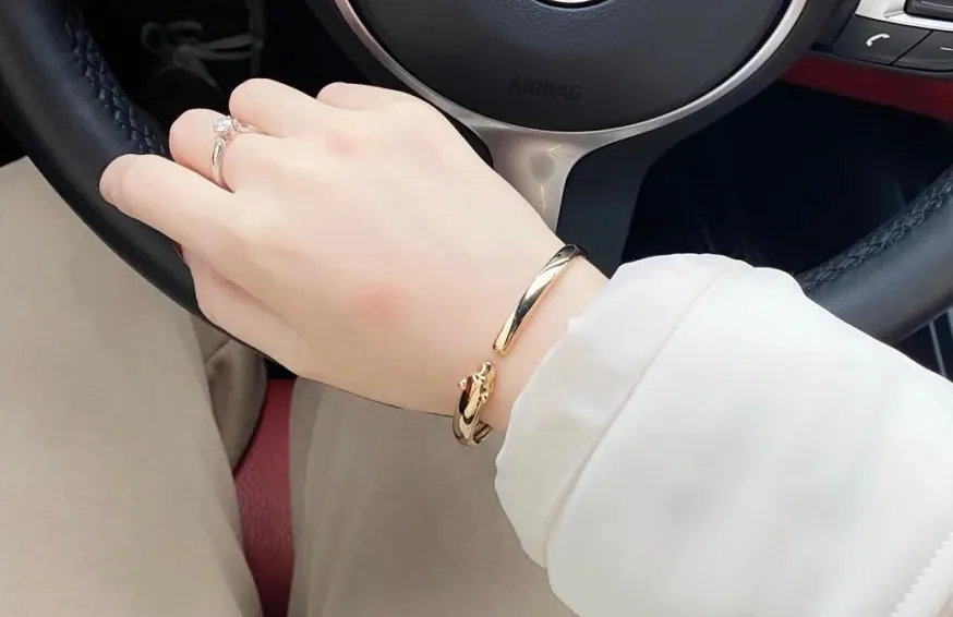 P68 无钻版本👼【925058】霸气豹子手镯。卡地亚手镯 Panthère de Cartier豹子手镯,电镀18K金!圆形明亮式切割钻石。祖母绿,缟玛瑙。亚金材质刻有logo