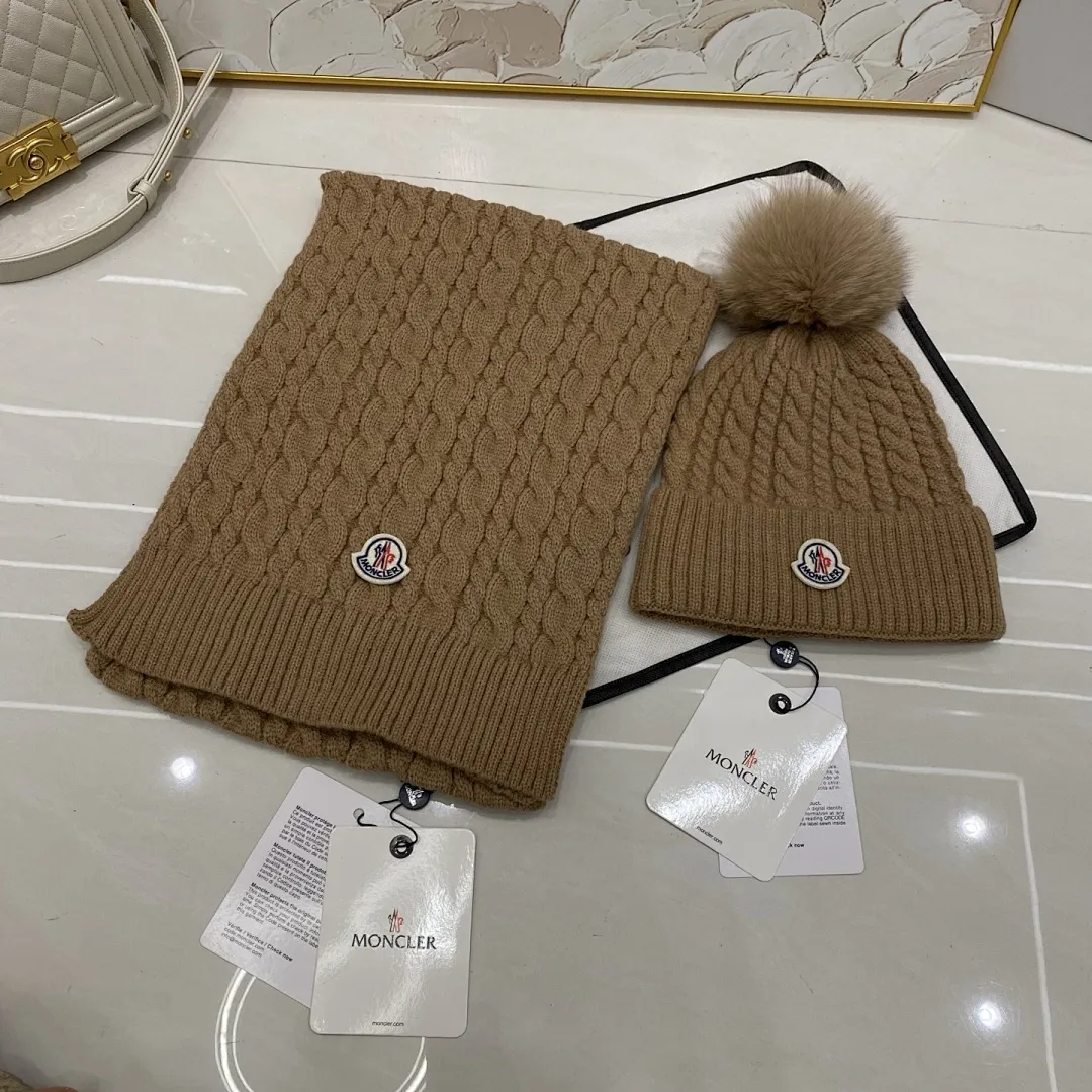 Moncler 两件套 羊绒针织帽搭配狐狸毛球+围巾🧣