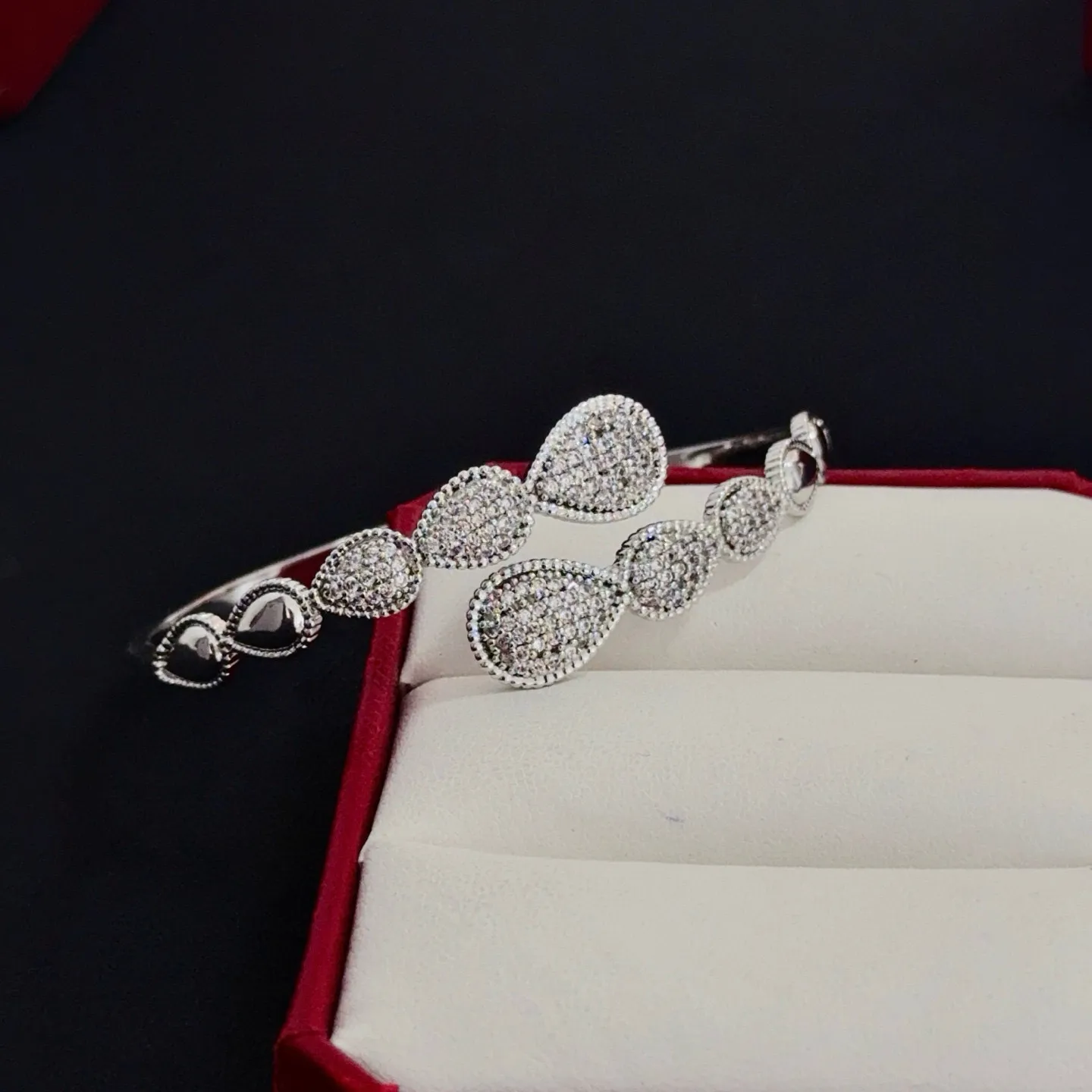 P115 卡地亚镶钻手镯 高端定制版本 镶嵌钻工艺 V金材质 经典而时尚风格 用凌厉线条重构爱情美学!打破常规,镶嵌钻设计反而成就高级感天花板——无需浮华堆砌,爱本应纯粹如初 卡地亚受众多明星网红的爱戴 豹子系列手镯 绝对是永恒经典 而且男女不限 年龄不限 !戴上它你就是焦点!