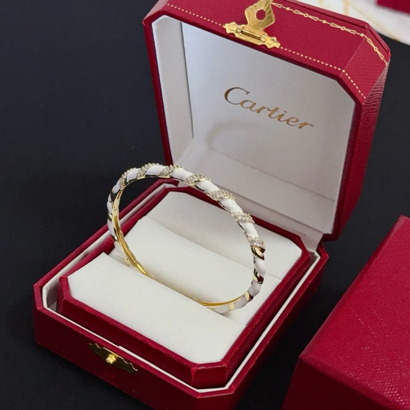 P115 卡地亚镶钻手镯 高端定制版本 镶嵌钻工艺 V金材质 经典而时尚风格 用凌厉线条重构爱情美学！打破常规，镶嵌钻设计反而成就高级感天花板&mdash;&mdash;无需浮华堆砌，爱本应纯粹如初 卡地亚受众多明星网红的爱戴 豹子系列手镯 绝对是永恒经典 而且男女不限 年龄不限 ！戴上它你就是焦点！