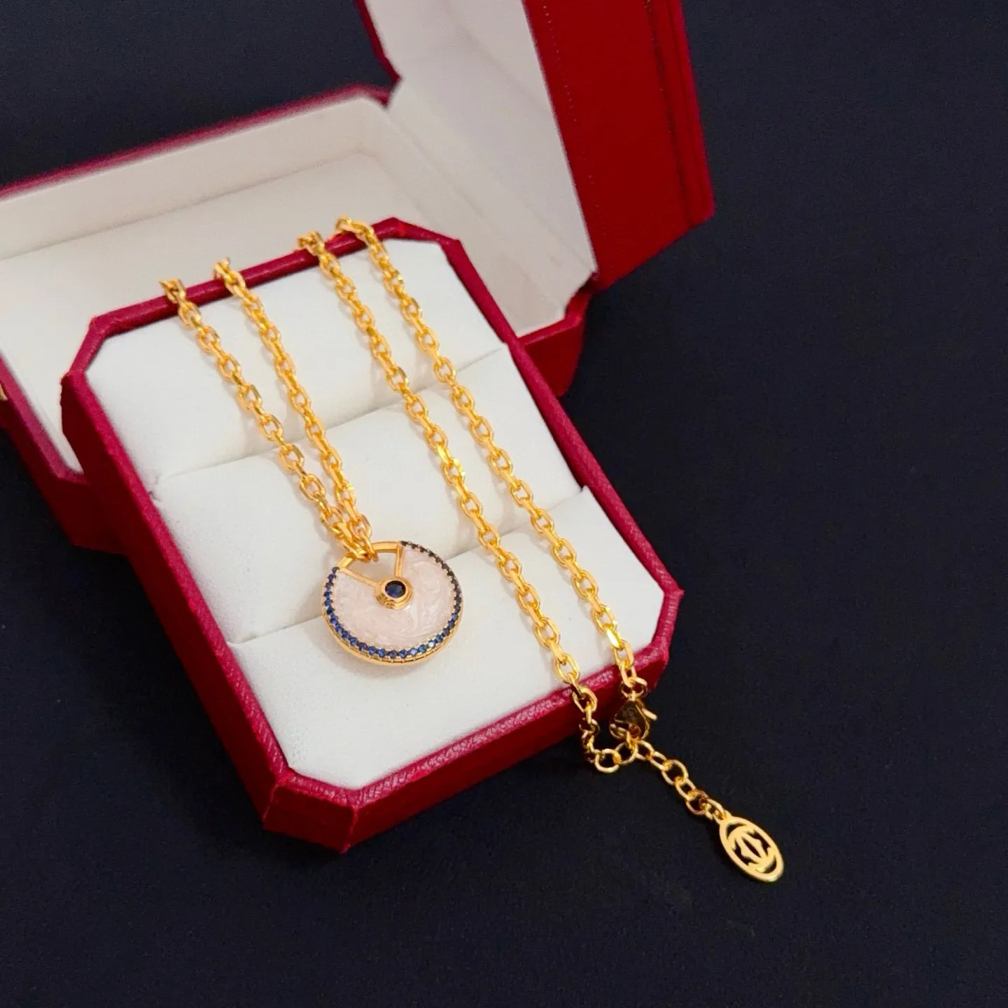 P105 卡地亚镶钻项链 高端定制版本 镶嵌钻工艺 V金材质 经典而时尚风格 用凌厉线条重构爱情美学！打破常规，镶嵌钻设计反而成就高级感天花板&mdash;&mdash;无需浮华堆砌，爱本应纯粹如初 卡地亚受众多明星网红的爱戴 豹子系列手镯 绝对是永恒经典 而且男女不限 年龄不限 ！戴上它你就是焦点！