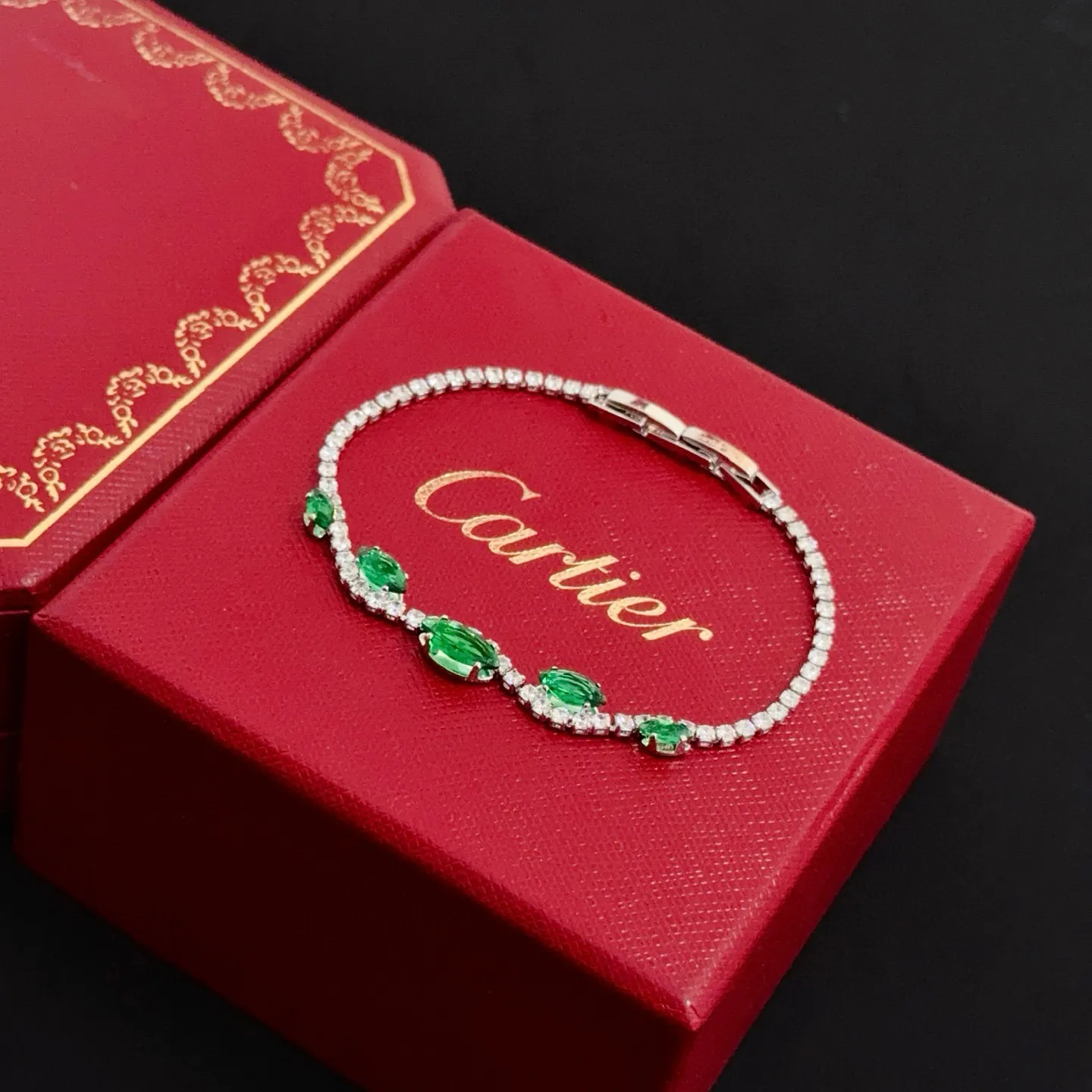 P125 卡地亚镶钻手链 高端定制版本 镶嵌钻工艺 V金材质 经典而时尚风格 用凌厉线条重构爱情美学!打破常规,镶嵌钻设计反而成就高级感天花板——无需浮华堆砌,爱本应纯粹如初 卡地亚受众多明星网红的爱戴 豹子系列手镯 绝对是永恒经典 而且男女不限 年龄不限 !戴上它你就是焦点!