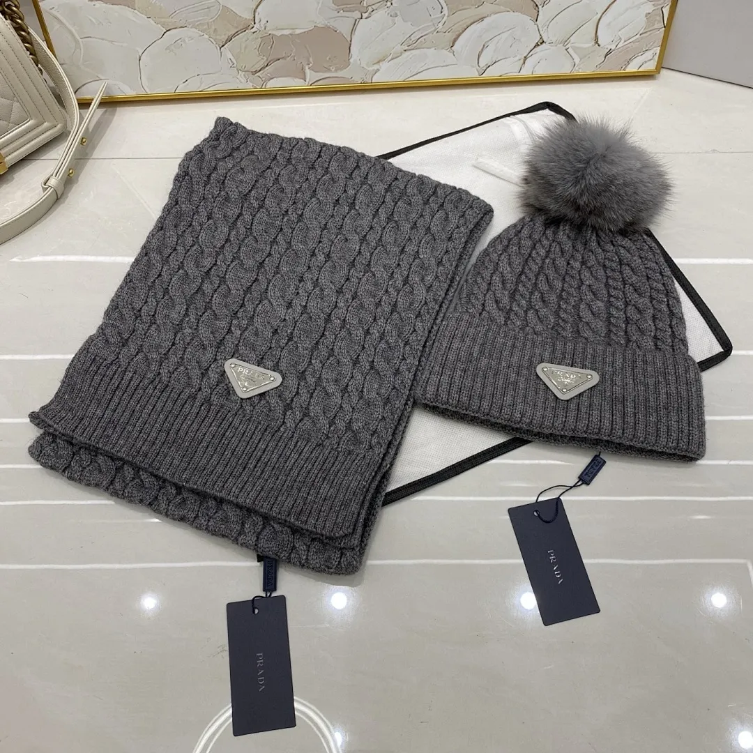 PRADA 两件套 羊绒针织帽搭配狐狸毛球+围巾🧣
