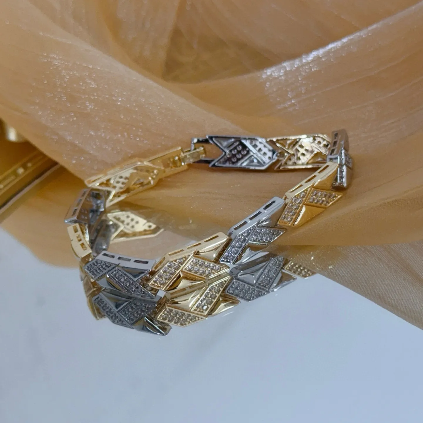 💰125 卡地亚镶钻手链 高端定制版本 镶嵌钻工艺 V金材质 经典而时尚风格 用凌厉线条重构爱情美学！打破常规，镶嵌钻设计反而成就高级感天花板&mdash;&mdash;无需浮华堆砌，爱本应纯粹如初 卡地亚受众多明星网红的爱戴 豹子系列手镯 绝对是永恒经典 而且男女不限 年龄不限 ！戴上它你就是焦点！