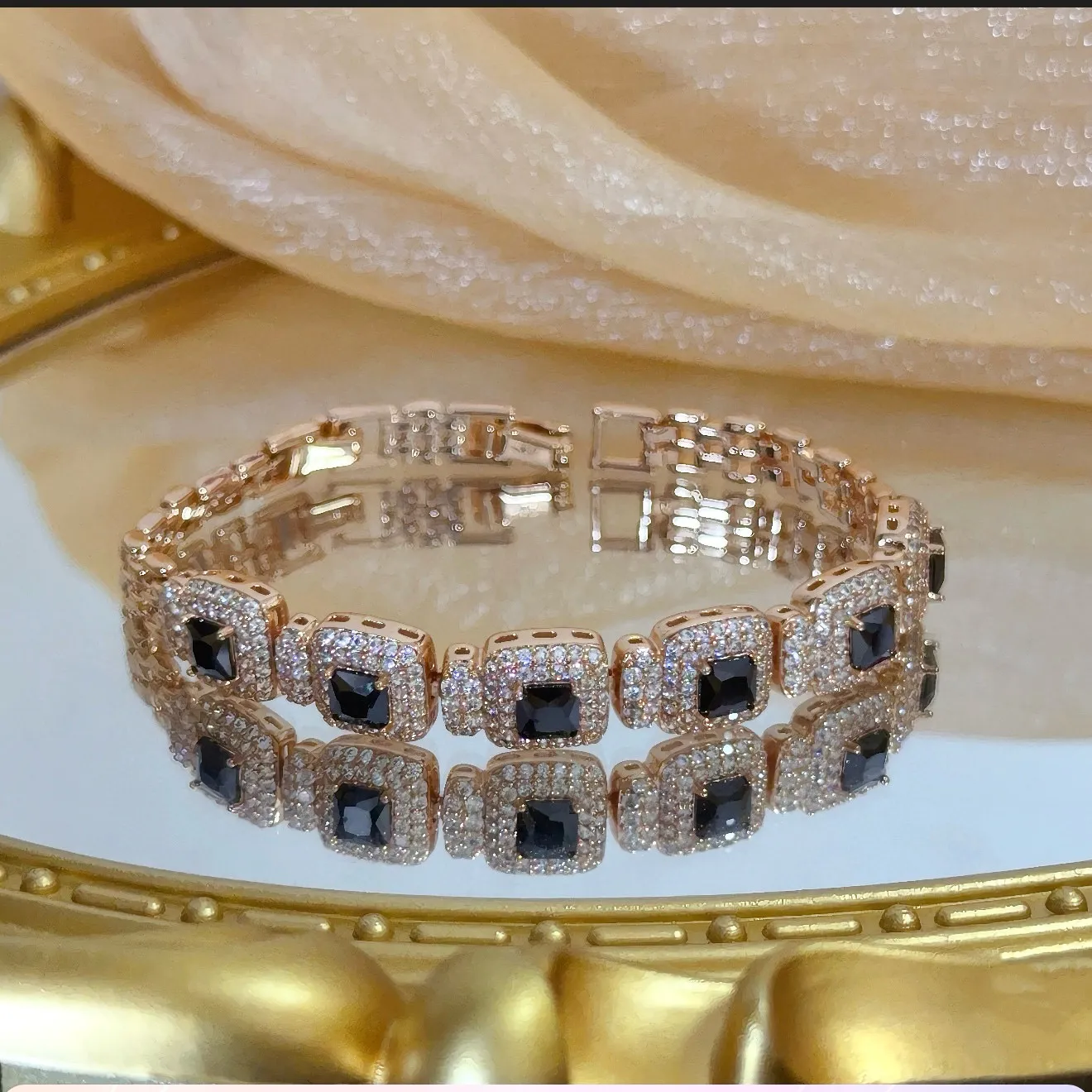 P135 卡地亚镶钻手链 高端定制版本 镶嵌钻工艺 V金材质 经典而时尚风格 用凌厉线条重构爱情美学！打破常规，镶嵌钻设计反而成就高级感天花板&mdash;&mdash;无需浮华堆砌，爱本应纯粹如初 卡地亚受众多明星网红的爱戴 豹子系列手镯 绝对是永恒经典 而且男女不限 年龄不限 ！戴上它你就是焦点！