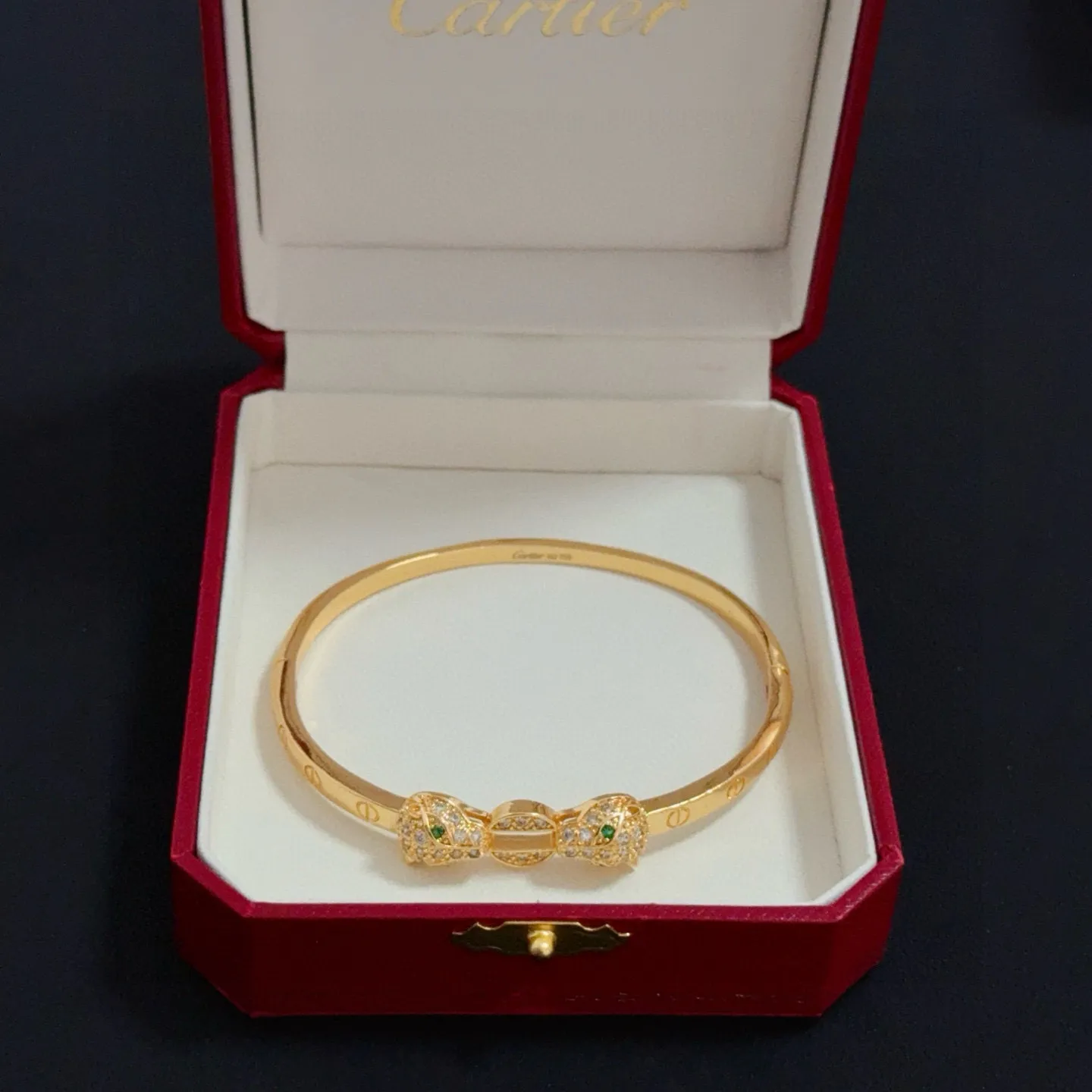 P125 卡地亚镶钻猎豹手镯 高端定制版本 镶嵌钻工艺 V金材质 经典而时尚风格 用凌厉线条重构爱情美学！打破常规，镶嵌钻设计反而成就高级感天花板&mdash;&mdash;无需浮华堆砌，爱本应纯粹如初 卡地亚受众多明星网红的爱戴 豹子系列手镯 绝对是永恒经典 而且男女不限 年龄不限 ！戴上它你就是焦点！