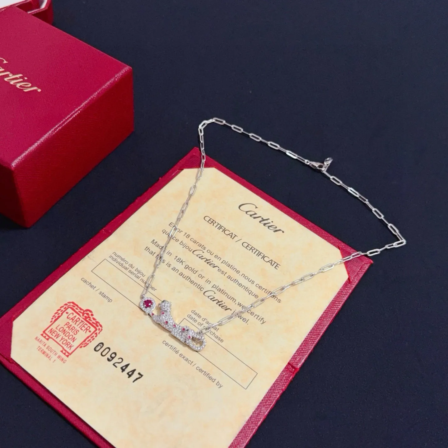 P115卡地亚镶钻猎豹项链 高端定制版本 镶嵌钻工艺 V金材质 经典而时尚风格 用凌厉线条重构爱情美学！打破常规，镶嵌钻设计反而成就高级感天花板&mdash;&mdash;无需浮华堆砌，爱本应纯粹如初 卡地亚受众多明星网红的爱戴 豹子系列手镯 绝对是永恒经典 而且男女不限 年龄不限 ！戴上它你就是焦点！