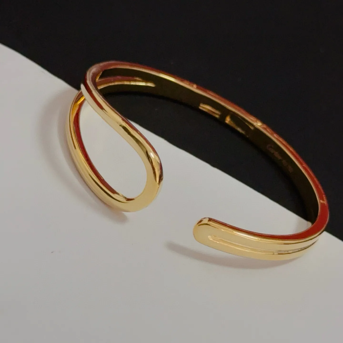 P105 卡地亚手镯 高端定制版本 镶嵌钻工艺 V金材质 经典而时尚风格 用凌厉线条重构爱情美学!打破常规,镶嵌钻设计反而成就高级感天花板——无需浮华堆砌,爱本应纯粹如初 卡地亚受众多明星网红的爱戴 豹子系列手镯 绝对是永恒经典 而且男女不限 年龄不限 !戴上它你就是焦点!