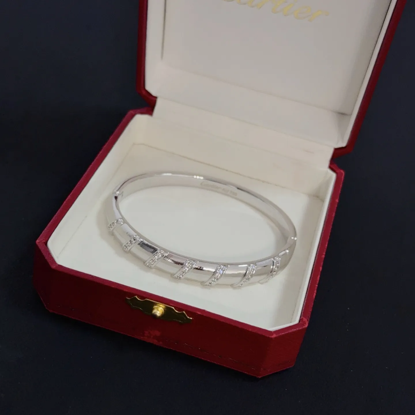 P125 卡地亚手镯 高端定制版本 镶嵌钻工艺 V金材质 经典而时尚风格 用凌厉线条重构爱情美学！打破常规，镶嵌钻设计反而成就高级感天花板&mdash;&mdash;无需浮华堆砌，爱本应纯粹如初 卡地亚受众多明星网红的爱戴 豹子系列手镯 绝对是永恒经典 而且男女不限 年龄不限 ！戴上它你就是焦点！