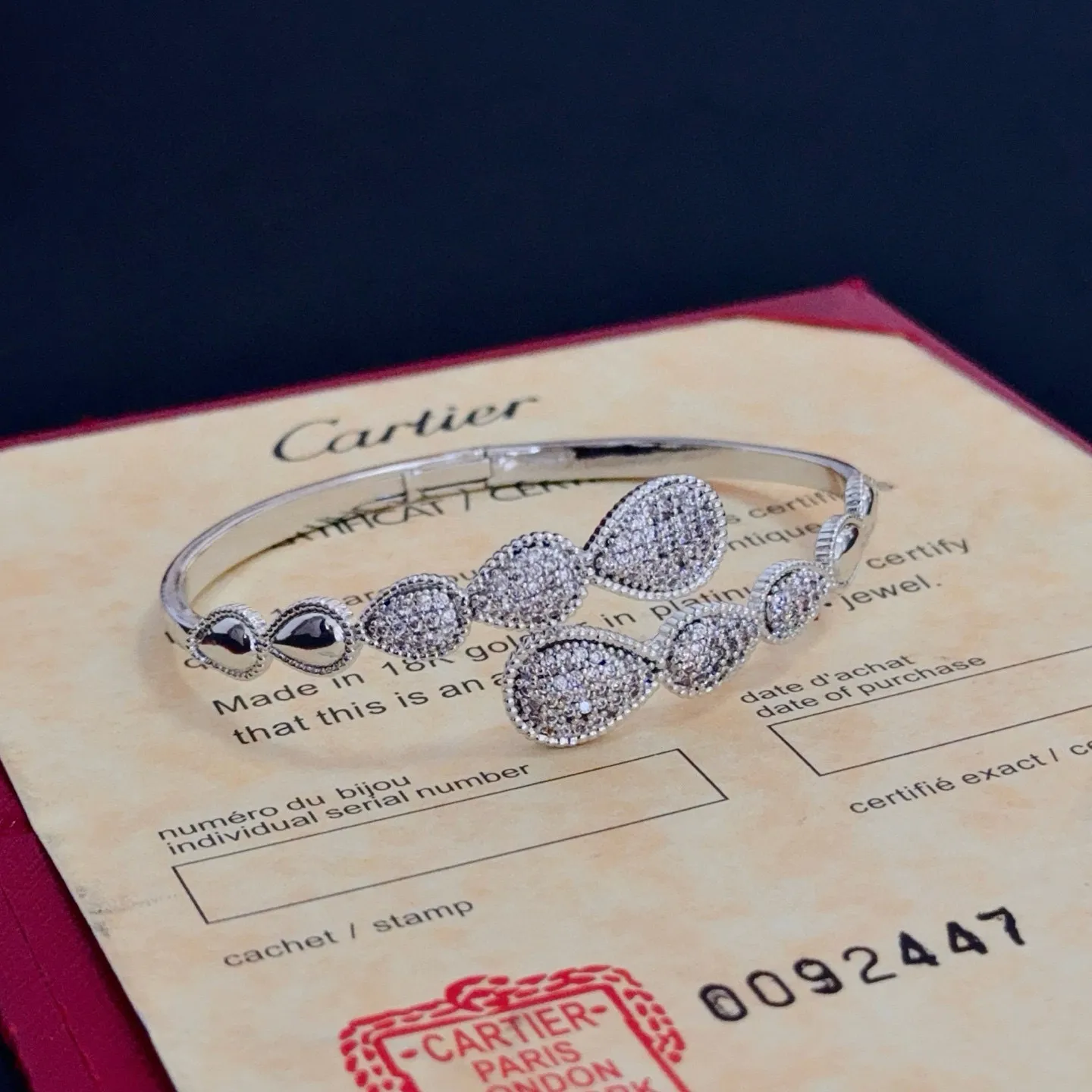P115 卡地亚镶钻手镯 高端定制版本 镶嵌钻工艺 V金材质 经典而时尚风格 用凌厉线条重构爱情美学！打破常规，镶嵌钻设计反而成就高级感天花板&mdash;&mdash;无需浮华堆砌，爱本应纯粹如初 卡地亚受众多明星网红的爱戴 豹子系列手镯 绝对是永恒经典 而且男女不限 年龄不限 ！戴上它你就是焦点！