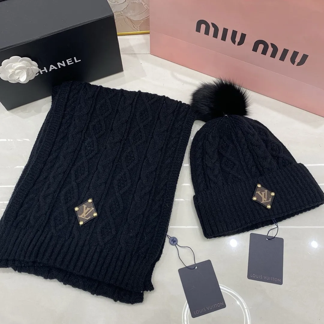 Lv羊绒套装：围巾🧣/羊绒针织帽+狐狸毛球