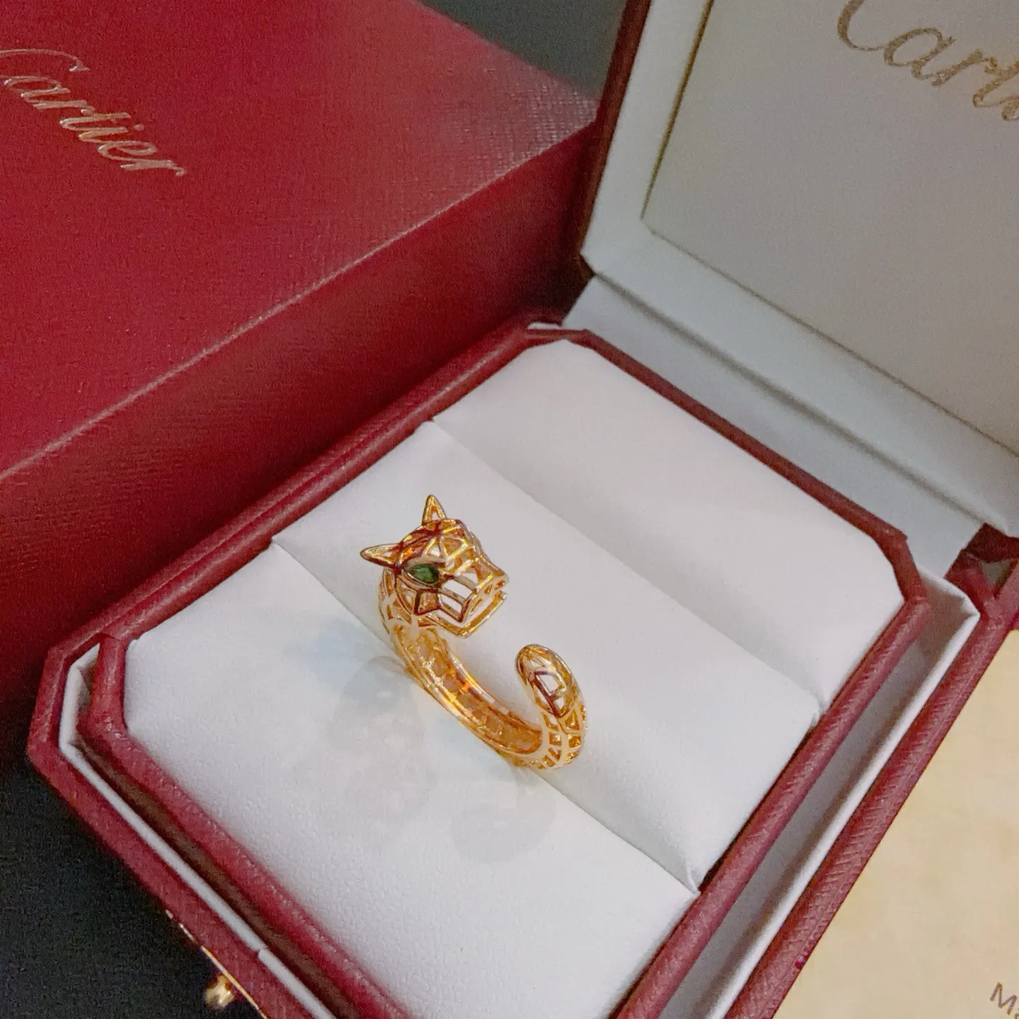 P70 卡地亚戒指V金材质系列 品相完美,细节无敌,那种独特的色泽完全无可挑剔,再缀以经典指环外形设计,简约之余却又优雅夺目,V金纯手工的组合更显气色,上手雅致动人。男女同款 卡地亚戒指