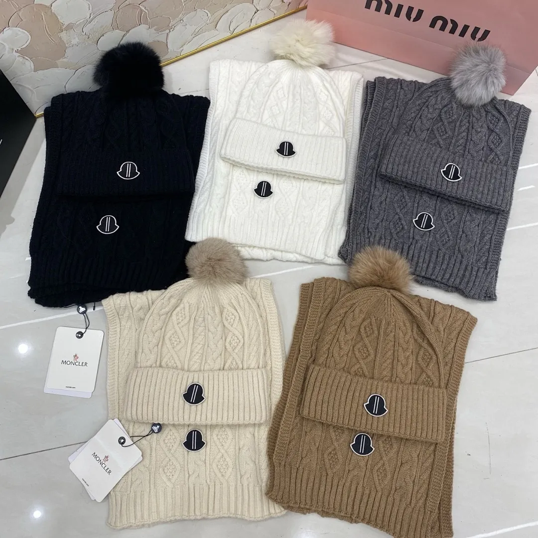 Moncler羊绒套装:围巾🧣/羊绒针织帽+狐狸毛球