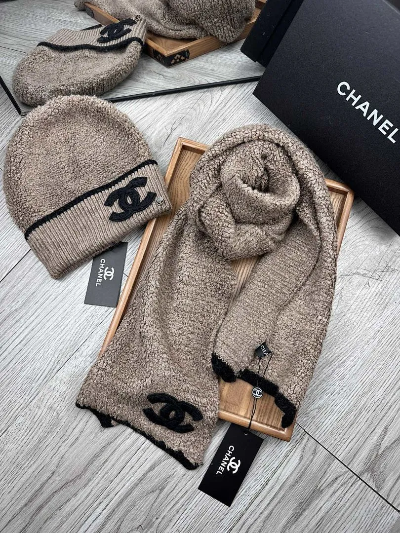 C家。 【羊毛套装帽子】经典套装帽子！帽子➕围巾！70%羊毛➕30%兔毛。暖暖哒超级舒服～冬日小姐姐减龄神器哦～这个冬天你就差这么一套套装帽子啦～又保暖又时尚！男女通用款!可以做情侣款！防伪标签吊卡齐