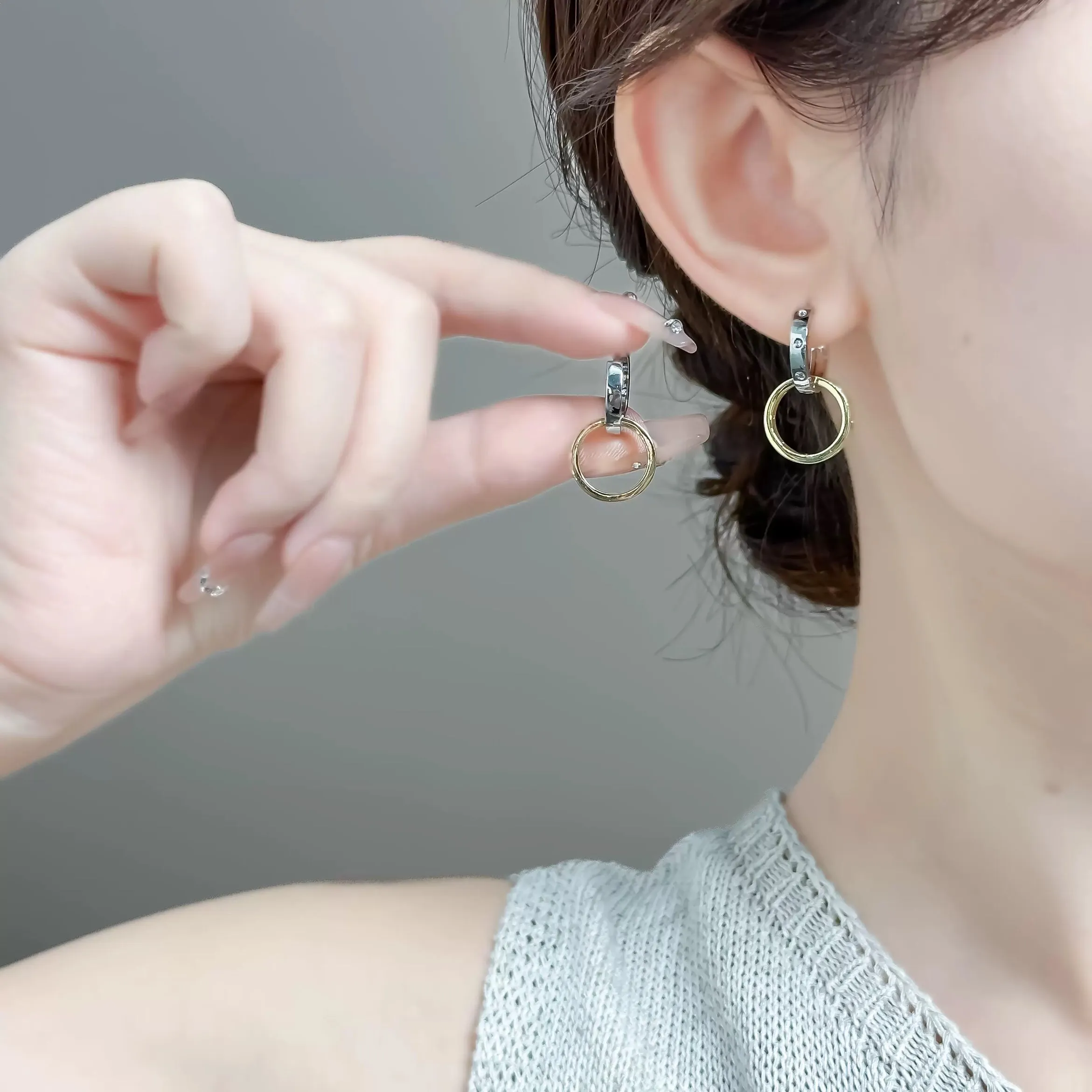 P50KE031 【Cartie*最新款🆕🆕卡地亚银色圆形双环扣耳环】一致ZP黄铜材质，非常的上镜‼️设计很特别值得入手🔥高级手工坊系列