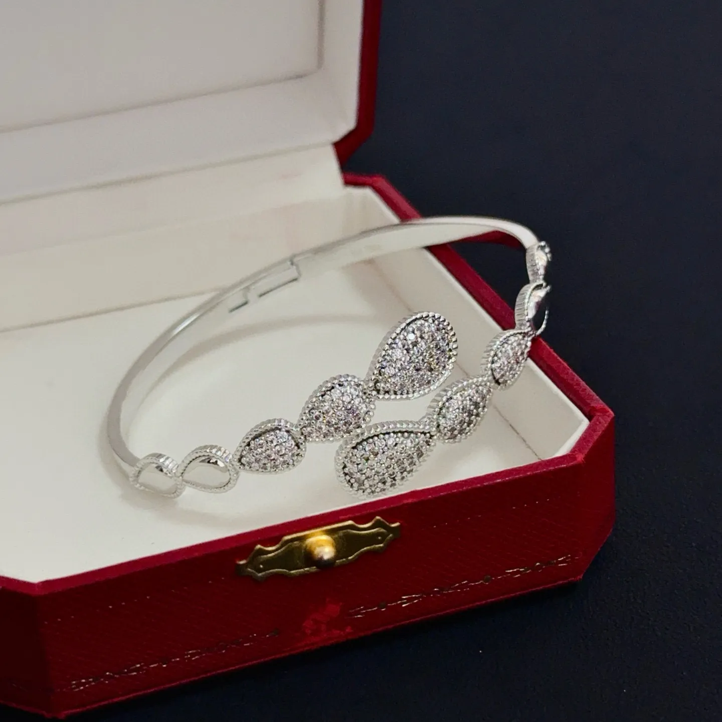 P115 卡地亚镶钻手镯 高端定制版本 镶嵌钻工艺 V金材质 经典而时尚风格 用凌厉线条重构爱情美学！打破常规，镶嵌钻设计反而成就高级感天花板&mdash;&mdash;无需浮华堆砌，爱本应纯粹如初 卡地亚受众多明星网红的爱戴 豹子系列手镯 绝对是永恒经典 而且男女不限 年龄不限 ！戴上它你就是焦点！