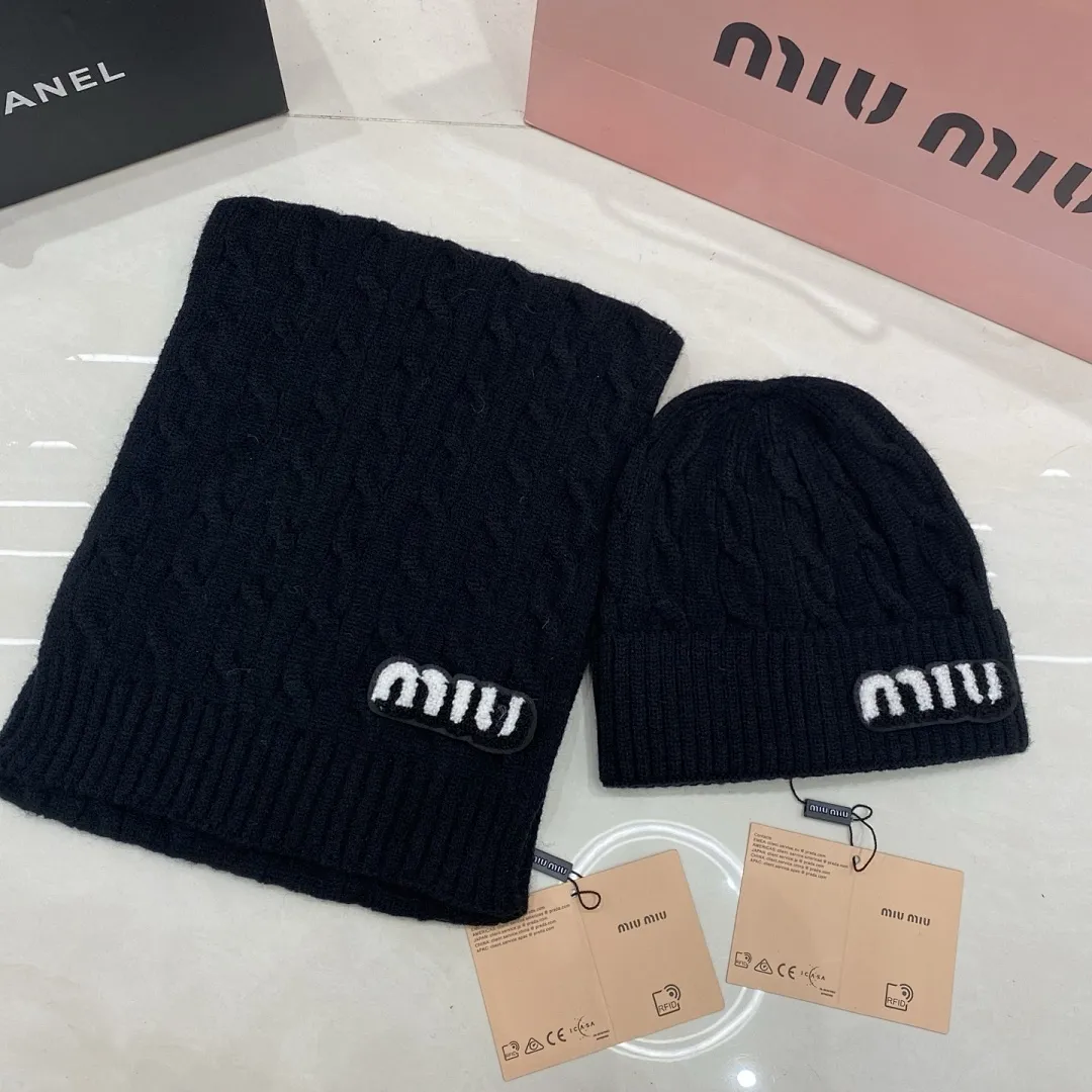 MiuMiu 羊绒套装：围巾🧣/羊绒针织帽