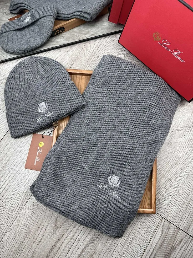 LP。 【羊毛套装帽子】经典套装帽子！帽子➕围巾！70%羊毛➕30%兔毛。暖暖哒超级舒服～冬日小姐姐减龄神器哦～这个冬天你就差这么一套套装帽子啦～又保暖又时尚！男女通用款!可以做情侣款！防伪标签吊卡齐