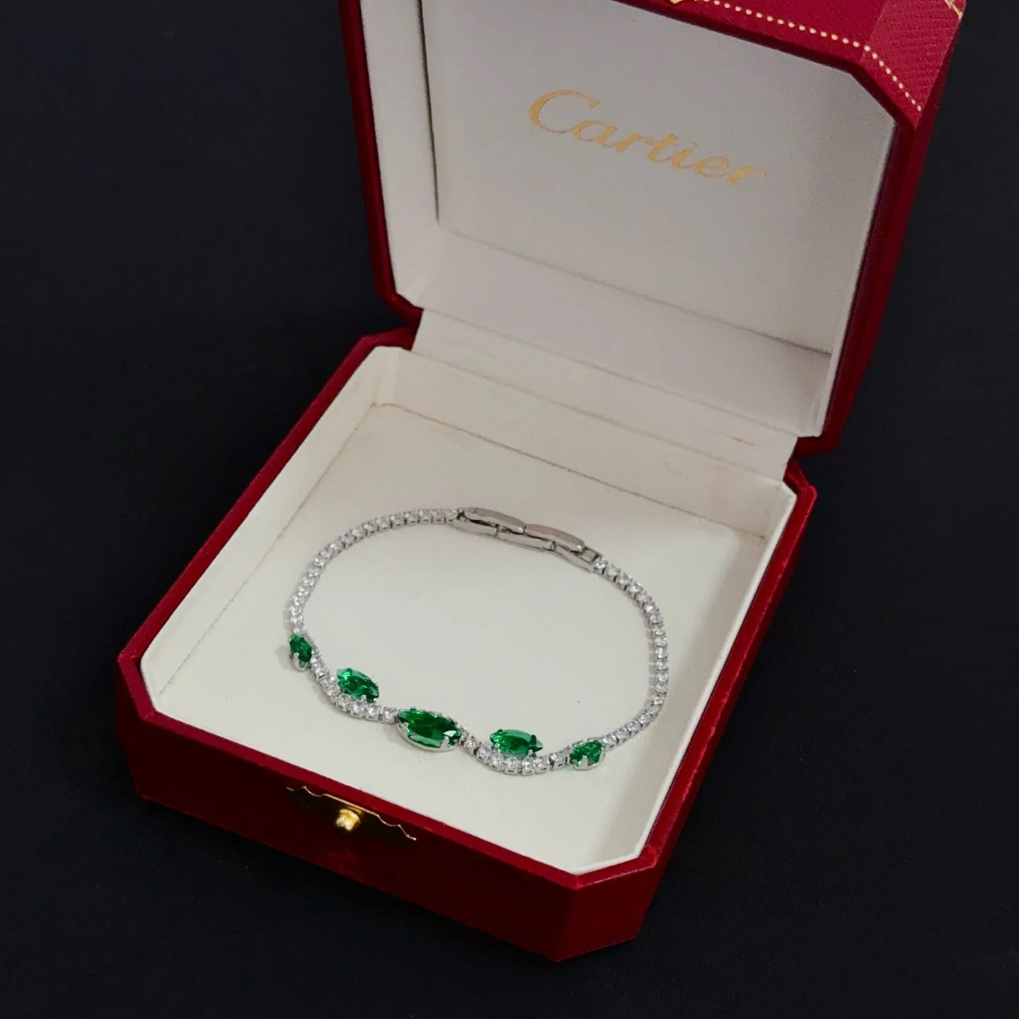 P125 卡地亚镶钻手链 高端定制版本 镶嵌钻工艺 V金材质 经典而时尚风格 用凌厉线条重构爱情美学！打破常规，镶嵌钻设计反而成就高级感天花板&mdash;&mdash;无需浮华堆砌，爱本应纯粹如初 卡地亚受众多明星网红的爱戴 豹子系列手镯 绝对是永恒经典 而且男女不限 年龄不限 ！戴上它你就是焦点！